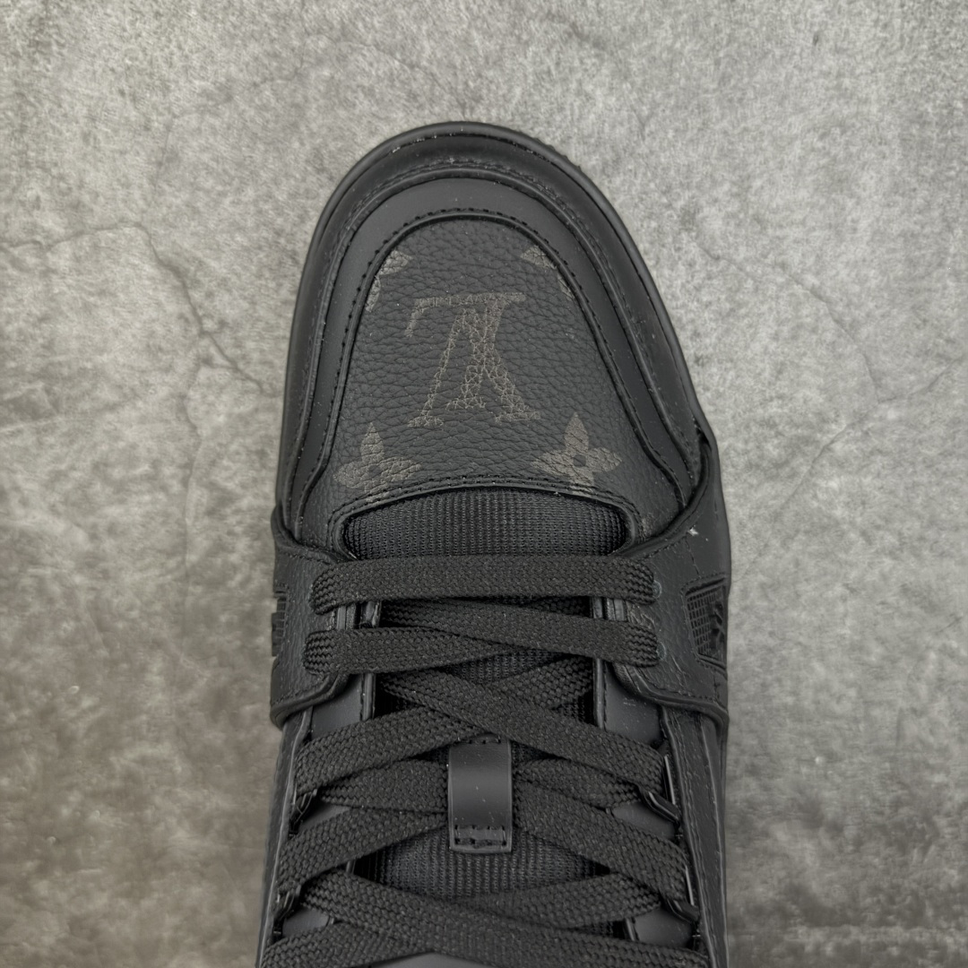 图片[5]-【YS纯原升级版 】 顶级莞产 路易威登 Louis Vuitton LV Trainer 系列 高奢运动鞋 牛皮革 ✦ 芯片配置，✦ 挂饰 NFC 芯片秒进官网 ✦ 同步 ZP 官网空胶工艺，结构逻辑一致 ✦ 正确胶片断点式设计，细节克制到位 ✦ 中底油印字母比例按原版还原 ✦ 1：1 原楦格板 / 楦头 / 刀磨 全新升级 ✦ 独家定制压纹麂皮，用料细腻耐看 ✦ 原版开模 TPU 大底 ✦ 脚感与质感取向偏原版 ✦ 代购指定高端版本 ✦ 全新升级 双盒礼盒 ✦ 全套配件齐全，整体完成度高 尺码：39–45-选品中心