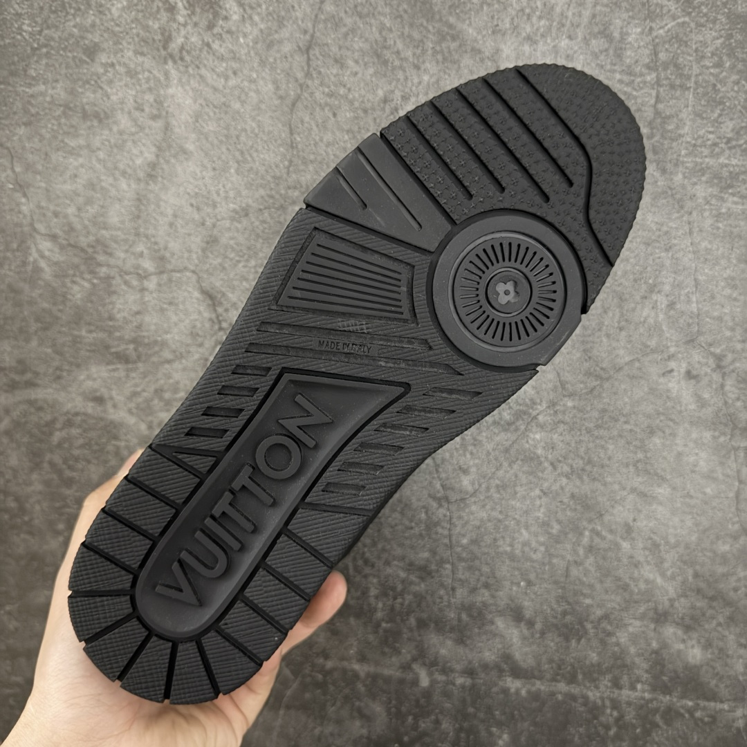 图片[9]-【YS纯原升级版 】 顶级莞产 路易威登 Louis Vuitton LV Trainer 系列 高奢运动鞋 牛皮革 ✦ 芯片配置，✦ 挂饰 NFC 芯片秒进官网 ✦ 同步 ZP 官网空胶工艺，结构逻辑一致 ✦ 正确胶片断点式设计，细节克制到位 ✦ 中底油印字母比例按原版还原 ✦ 1：1 原楦格板 / 楦头 / 刀磨 全新升级 ✦ 独家定制压纹麂皮，用料细腻耐看 ✦ 原版开模 TPU 大底 ✦ 脚感与质感取向偏原版 ✦ 代购指定高端版本 ✦ 全新升级 双盒礼盒 ✦ 全套配件齐全，整体完成度高 尺码：39–45-选品中心