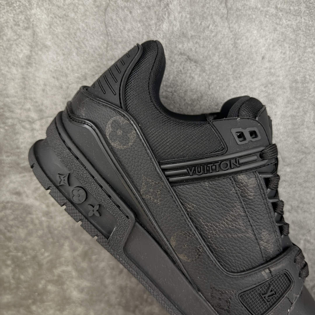 图片[7]-【YS纯原升级版 】 顶级莞产 路易威登 Louis Vuitton LV Trainer 系列 高奢运动鞋 牛皮革 ✦ 芯片配置，✦ 挂饰 NFC 芯片秒进官网 ✦ 同步 ZP 官网空胶工艺，结构逻辑一致 ✦ 正确胶片断点式设计，细节克制到位 ✦ 中底油印字母比例按原版还原 ✦ 1：1 原楦格板 / 楦头 / 刀磨 全新升级 ✦ 独家定制压纹麂皮，用料细腻耐看 ✦ 原版开模 TPU 大底 ✦ 脚感与质感取向偏原版 ✦ 代购指定高端版本 ✦ 全新升级 双盒礼盒 ✦ 全套配件齐全，整体完成度高 尺码：39–45-选品中心