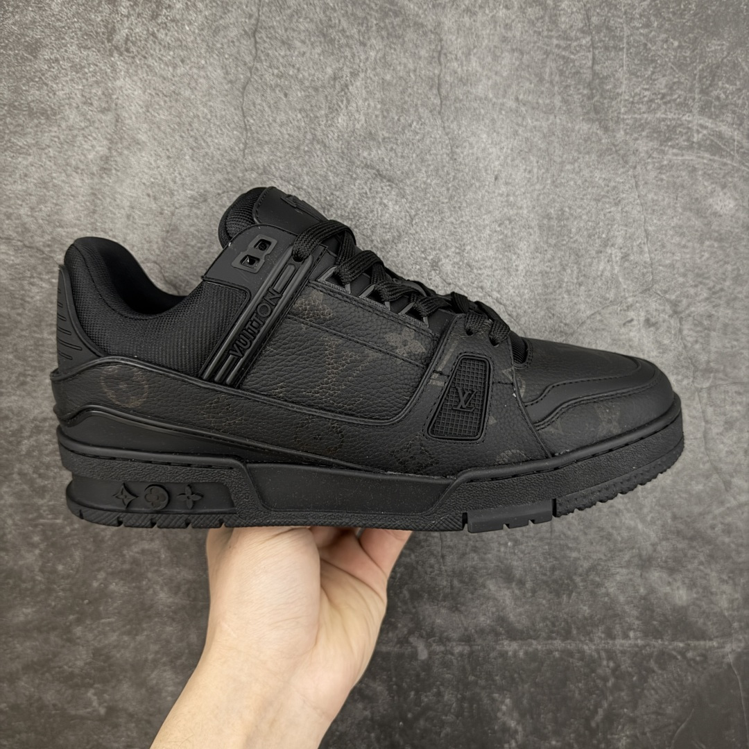 【YS纯原升级版 】 顶级莞产 路易威登 Louis Vuitton LV Trainer 系列 高奢运动鞋 牛皮革 ✦ 芯片配置，✦ 挂饰 NFC 芯片秒进官网 ✦ 同步 ZP 官网空胶工艺，结构逻辑一致 ✦ 正确胶片断点式设计，细节克制到位 ✦ 中底油印字母比例按原版还原 ✦ 1：1 原楦格板 / 楦头 / 刀磨 全新升级 ✦ 独家定制压纹麂皮，用料细腻耐看 ✦ 原版开模 TPU 大底 ✦ 脚感与质感取向偏原版 ✦ 代购指定高端版本 ✦ 全新升级 双盒礼盒 ✦ 全套配件齐全，整体完成度高 尺码：39–45-选品中心