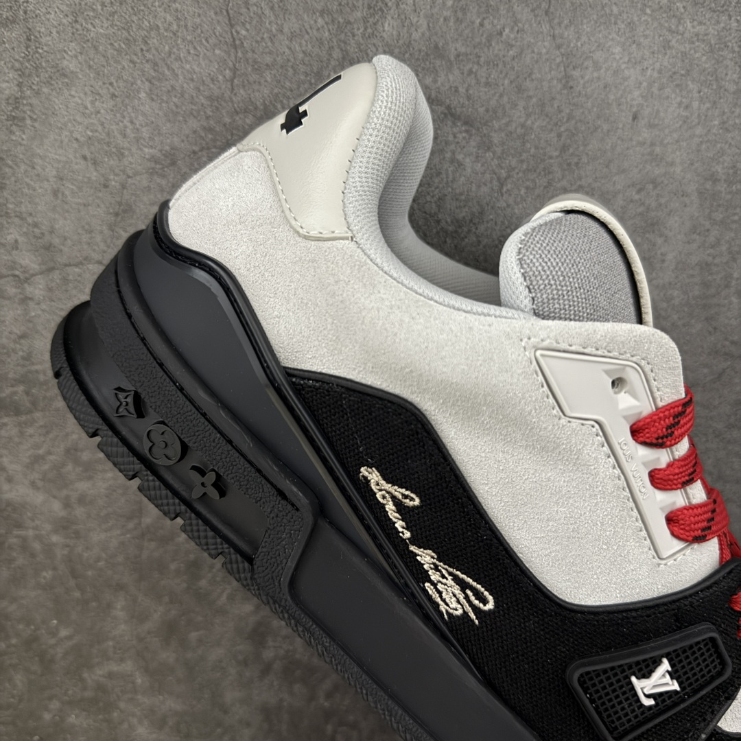 图片[7]-【YS纯原升级版 】 顶级莞产 路易威登 Louis Vuitton LV Trainer 系列 高奢运动鞋 牛皮革 ✦ 芯片配置，✦ 挂饰 NFC 芯片秒进官网 ✦ 同步 ZP 官网空胶工艺，结构逻辑一致 ✦ 正确胶片断点式设计，细节克制到位 ✦ 中底油印字母比例按原版还原 ✦ 1：1 原楦格板 / 楦头 / 刀磨 全新升级 ✦ 独家定制压纹麂皮，用料细腻耐看 ✦ 原版开模 TPU 大底 ✦ 脚感与质感取向偏原版 ✦ 代购指定高端版本 ✦ 全新升级 双盒礼盒 ✦ 全套配件齐全，整体完成度高 尺码：39–45-选品中心