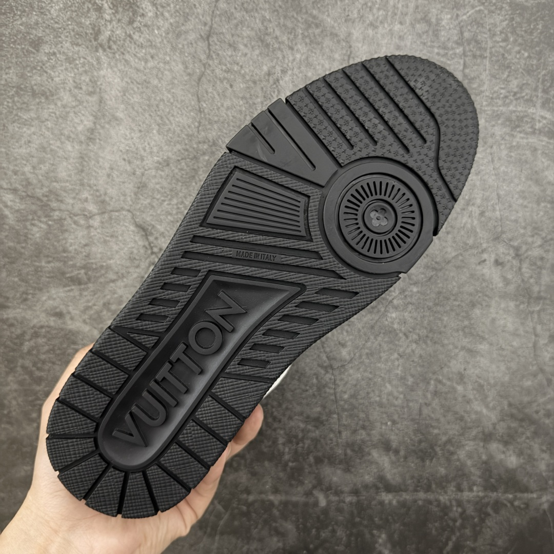 图片[9]-【YS纯原升级版 】 顶级莞产 路易威登 Louis Vuitton LV Trainer 系列 高奢运动鞋 牛皮革 ✦ 芯片配置，✦ 挂饰 NFC 芯片秒进官网 ✦ 同步 ZP 官网空胶工艺，结构逻辑一致 ✦ 正确胶片断点式设计，细节克制到位 ✦ 中底油印字母比例按原版还原 ✦ 1：1 原楦格板 / 楦头 / 刀磨 全新升级 ✦ 独家定制压纹麂皮，用料细腻耐看 ✦ 原版开模 TPU 大底 ✦ 脚感与质感取向偏原版 ✦ 代购指定高端版本 ✦ 全新升级 双盒礼盒 ✦ 全套配件齐全，整体完成度高 尺码：39–45-选品中心