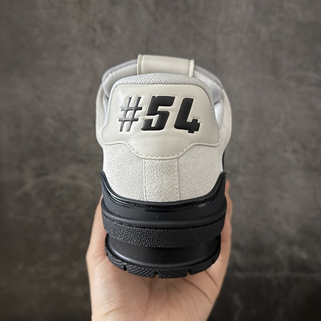 图片[4]-【YS纯原升级版 】 顶级莞产 路易威登 Louis Vuitton LV Trainer 系列 高奢运动鞋 牛皮革 ✦ 芯片配置，✦ 挂饰 NFC 芯片秒进官网 ✦ 同步 ZP 官网空胶工艺，结构逻辑一致 ✦ 正确胶片断点式设计，细节克制到位 ✦ 中底油印字母比例按原版还原 ✦ 1：1 原楦格板 / 楦头 / 刀磨 全新升级 ✦ 独家定制压纹麂皮，用料细腻耐看 ✦ 原版开模 TPU 大底 ✦ 脚感与质感取向偏原版 ✦ 代购指定高端版本 ✦ 全新升级 双盒礼盒 ✦ 全套配件齐全，整体完成度高 尺码：39–45-选品中心