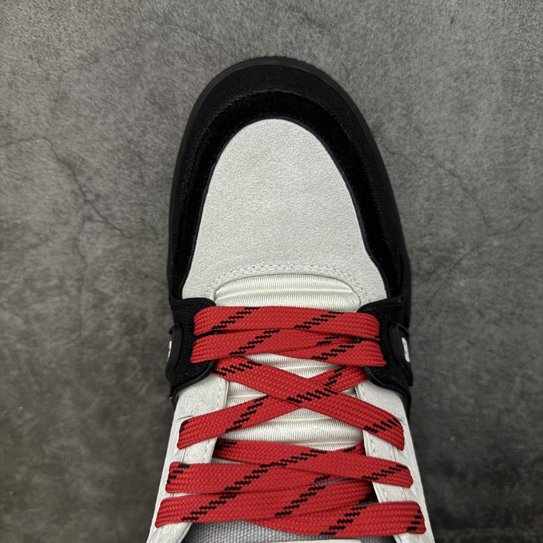 图片[5]-【YS纯原升级版 】 顶级莞产 路易威登 Louis Vuitton LV Trainer 系列 高奢运动鞋 牛皮革 ✦ 芯片配置，✦ 挂饰 NFC 芯片秒进官网 ✦ 同步 ZP 官网空胶工艺，结构逻辑一致 ✦ 正确胶片断点式设计，细节克制到位 ✦ 中底油印字母比例按原版还原 ✦ 1：1 原楦格板 / 楦头 / 刀磨 全新升级 ✦ 独家定制压纹麂皮，用料细腻耐看 ✦ 原版开模 TPU 大底 ✦ 脚感与质感取向偏原版 ✦ 代购指定高端版本 ✦ 全新升级 双盒礼盒 ✦ 全套配件齐全，整体完成度高 尺码：39–45-选品中心