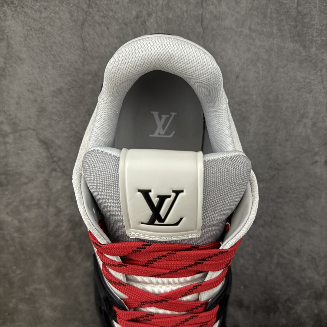 图片[8]-【YS纯原升级版 】 顶级莞产 路易威登 Louis Vuitton LV Trainer 系列 高奢运动鞋 牛皮革 ✦ 芯片配置，✦ 挂饰 NFC 芯片秒进官网 ✦ 同步 ZP 官网空胶工艺，结构逻辑一致 ✦ 正确胶片断点式设计，细节克制到位 ✦ 中底油印字母比例按原版还原 ✦ 1：1 原楦格板 / 楦头 / 刀磨 全新升级 ✦ 独家定制压纹麂皮，用料细腻耐看 ✦ 原版开模 TPU 大底 ✦ 脚感与质感取向偏原版 ✦ 代购指定高端版本 ✦ 全新升级 双盒礼盒 ✦ 全套配件齐全，整体完成度高 尺码：39–45-选品中心