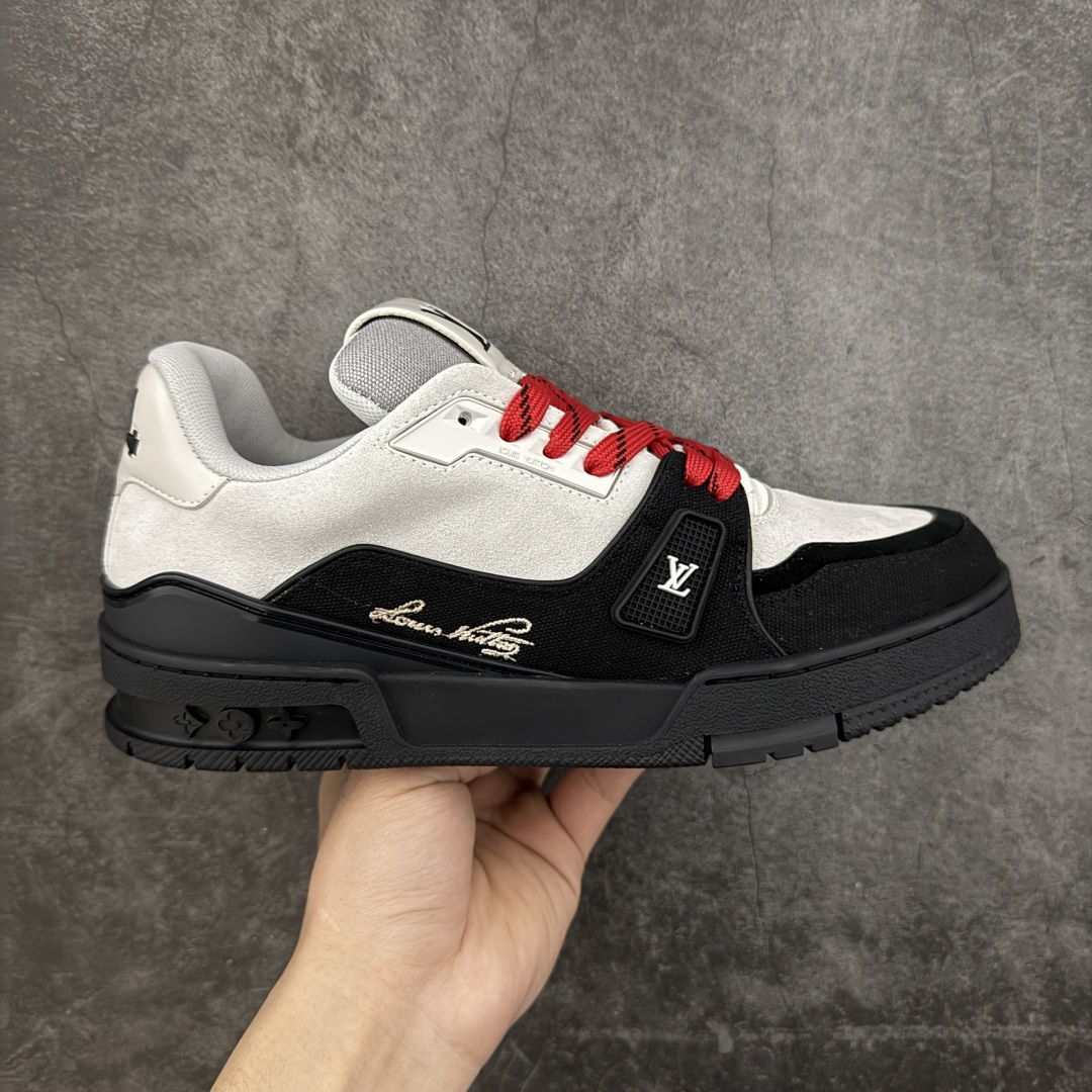 【YS纯原升级版 】 顶级莞产 路易威登 Louis Vuitton LV Trainer 系列 高奢运动鞋 牛皮革 ✦ 芯片配置，✦ 挂饰 NFC 芯片秒进官网 ✦ 同步 ZP 官网空胶工艺，结构逻辑一致 ✦ 正确胶片断点式设计，细节克制到位 ✦ 中底油印字母比例按原版还原 ✦ 1：1 原楦格板 / 楦头 / 刀磨 全新升级 ✦ 独家定制压纹麂皮，用料细腻耐看 ✦ 原版开模 TPU 大底 ✦ 脚感与质感取向偏原版 ✦ 代购指定高端版本 ✦ 全新升级 双盒礼盒 ✦ 全套配件齐全，整体完成度高 尺码：39–45-选品中心