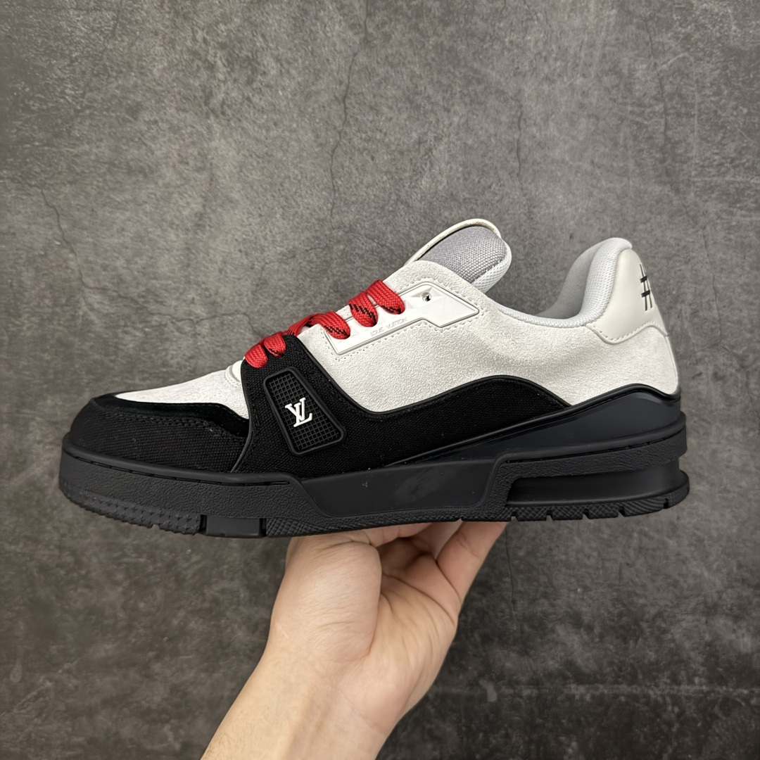 图片[2]-【YS纯原升级版 】 顶级莞产 路易威登 Louis Vuitton LV Trainer 系列 高奢运动鞋 牛皮革 ✦ 芯片配置，✦ 挂饰 NFC 芯片秒进官网 ✦ 同步 ZP 官网空胶工艺，结构逻辑一致 ✦ 正确胶片断点式设计，细节克制到位 ✦ 中底油印字母比例按原版还原 ✦ 1：1 原楦格板 / 楦头 / 刀磨 全新升级 ✦ 独家定制压纹麂皮，用料细腻耐看 ✦ 原版开模 TPU 大底 ✦ 脚感与质感取向偏原版 ✦ 代购指定高端版本 ✦ 全新升级 双盒礼盒 ✦ 全套配件齐全，整体完成度高 尺码：39–45-选品中心