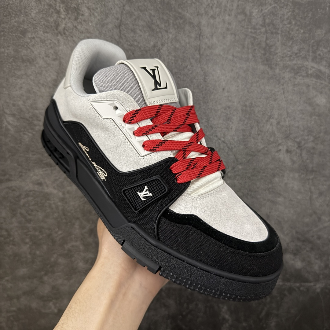 图片[3]-【YS纯原升级版 】 顶级莞产 路易威登 Louis Vuitton LV Trainer 系列 高奢运动鞋 牛皮革 ✦ 芯片配置，✦ 挂饰 NFC 芯片秒进官网 ✦ 同步 ZP 官网空胶工艺，结构逻辑一致 ✦ 正确胶片断点式设计，细节克制到位 ✦ 中底油印字母比例按原版还原 ✦ 1：1 原楦格板 / 楦头 / 刀磨 全新升级 ✦ 独家定制压纹麂皮，用料细腻耐看 ✦ 原版开模 TPU 大底 ✦ 脚感与质感取向偏原版 ✦ 代购指定高端版本 ✦ 全新升级 双盒礼盒 ✦ 全套配件齐全，整体完成度高 尺码：39–45-选品中心