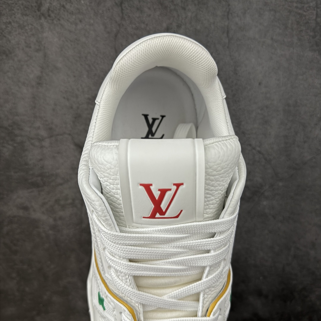 图片[8]-【YS纯原升级版 】 顶级莞产 路易威登 Louis Vuitton LV Trainer 系列 高奢运动鞋 牛皮革 ✦ 芯片配置，✦ 挂饰 NFC 芯片秒进官网 ✦ 同步 ZP 官网空胶工艺，结构逻辑一致 ✦ 正确胶片断点式设计，细节克制到位 ✦ 中底油印字母比例按原版还原 ✦ 1：1 原楦格板 / 楦头 / 刀磨 全新升级 ✦ 独家定制压纹麂皮，用料细腻耐看 ✦ 原版开模 TPU 大底 ✦ 脚感与质感取向偏原版 ✦ 代购指定高端版本 ✦ 全新升级 双盒礼盒 ✦ 全套配件齐全，整体完成度高 尺码：39–45-选品中心