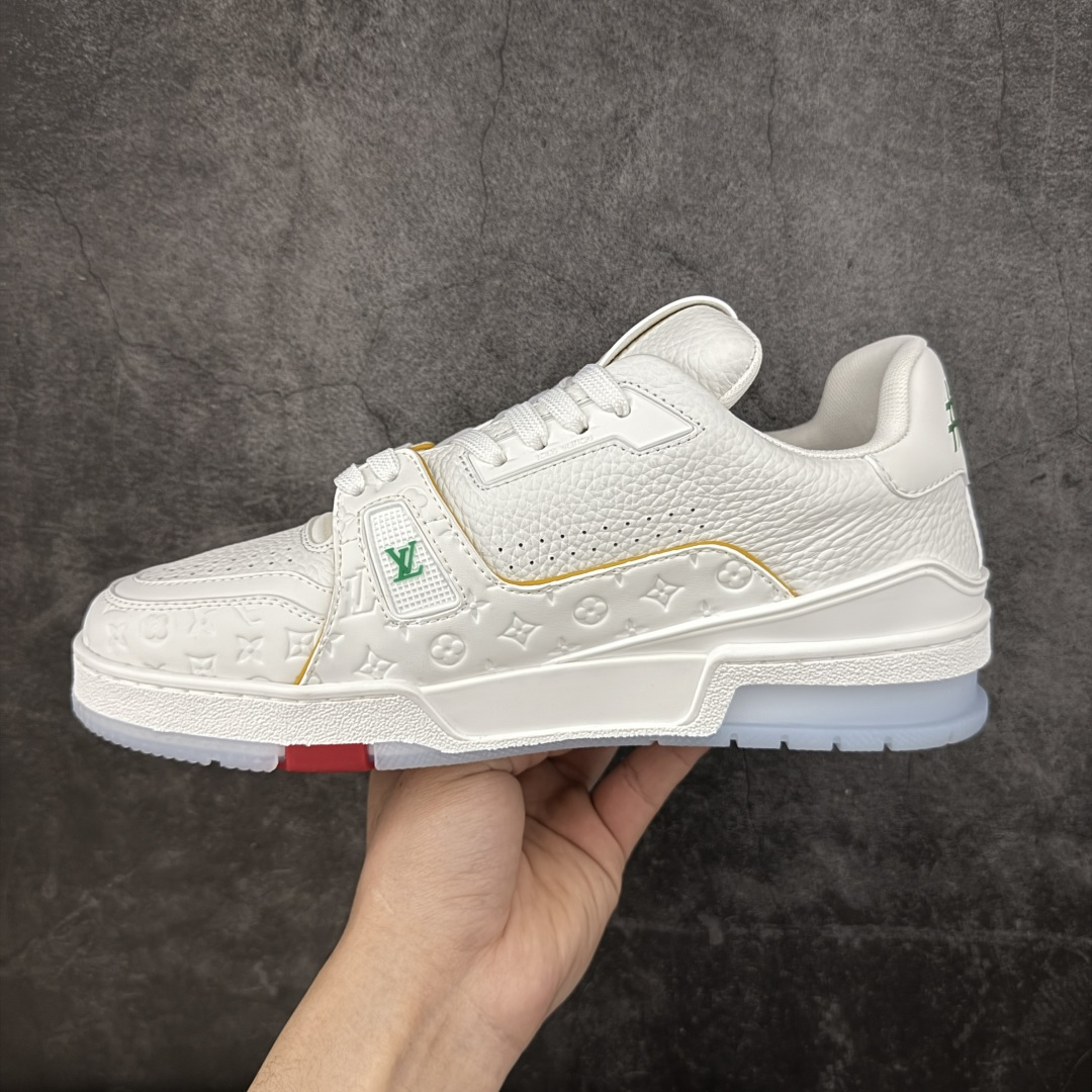 图片[2]-【YS纯原升级版 】 顶级莞产 路易威登 Louis Vuitton LV Trainer 系列 高奢运动鞋 牛皮革 ✦ 芯片配置，✦ 挂饰 NFC 芯片秒进官网 ✦ 同步 ZP 官网空胶工艺，结构逻辑一致 ✦ 正确胶片断点式设计，细节克制到位 ✦ 中底油印字母比例按原版还原 ✦ 1：1 原楦格板 / 楦头 / 刀磨 全新升级 ✦ 独家定制压纹麂皮，用料细腻耐看 ✦ 原版开模 TPU 大底 ✦ 脚感与质感取向偏原版 ✦ 代购指定高端版本 ✦ 全新升级 双盒礼盒 ✦ 全套配件齐全，整体完成度高 尺码：39–45-选品中心