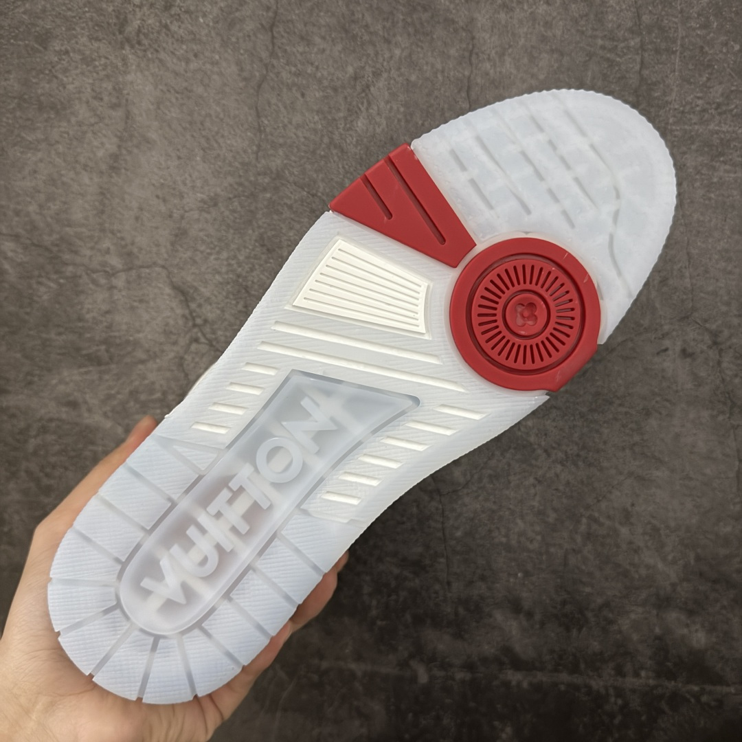 图片[9]-【YS纯原升级版 】 顶级莞产 路易威登 Louis Vuitton LV Trainer 系列 高奢运动鞋 牛皮革 ✦ 芯片配置，✦ 挂饰 NFC 芯片秒进官网 ✦ 同步 ZP 官网空胶工艺，结构逻辑一致 ✦ 正确胶片断点式设计，细节克制到位 ✦ 中底油印字母比例按原版还原 ✦ 1：1 原楦格板 / 楦头 / 刀磨 全新升级 ✦ 独家定制压纹麂皮，用料细腻耐看 ✦ 原版开模 TPU 大底 ✦ 脚感与质感取向偏原版 ✦ 代购指定高端版本 ✦ 全新升级 双盒礼盒 ✦ 全套配件齐全，整体完成度高 尺码：39–45-选品中心