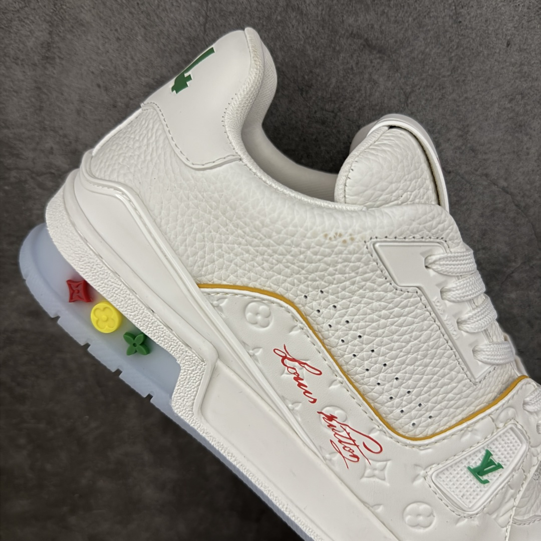 图片[7]-【YS纯原升级版 】 顶级莞产 路易威登 Louis Vuitton LV Trainer 系列 高奢运动鞋 牛皮革 ✦ 芯片配置，✦ 挂饰 NFC 芯片秒进官网 ✦ 同步 ZP 官网空胶工艺，结构逻辑一致 ✦ 正确胶片断点式设计，细节克制到位 ✦ 中底油印字母比例按原版还原 ✦ 1：1 原楦格板 / 楦头 / 刀磨 全新升级 ✦ 独家定制压纹麂皮，用料细腻耐看 ✦ 原版开模 TPU 大底 ✦ 脚感与质感取向偏原版 ✦ 代购指定高端版本 ✦ 全新升级 双盒礼盒 ✦ 全套配件齐全，整体完成度高 尺码：39–45-选品中心