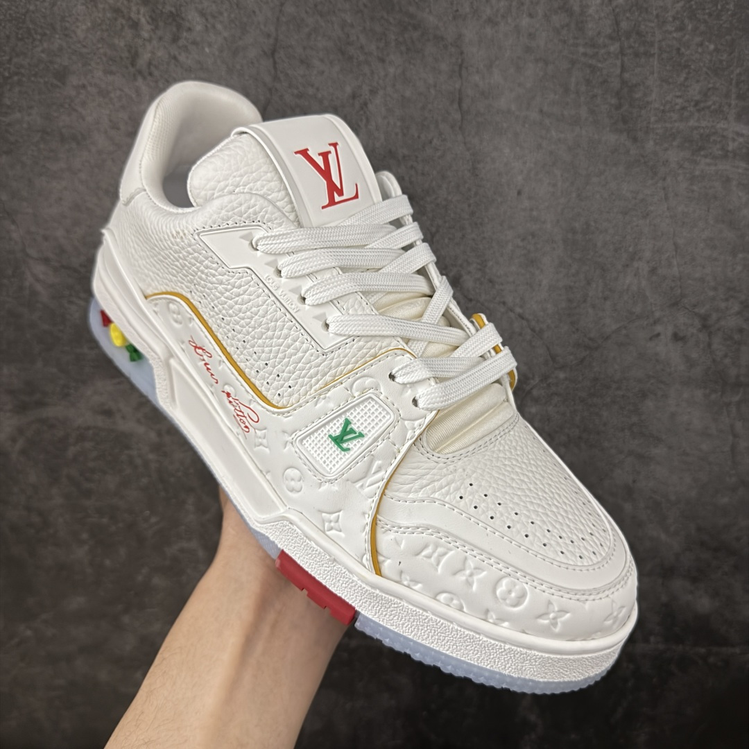 图片[3]-【YS纯原升级版 】 顶级莞产 路易威登 Louis Vuitton LV Trainer 系列 高奢运动鞋 牛皮革 ✦ 芯片配置，✦ 挂饰 NFC 芯片秒进官网 ✦ 同步 ZP 官网空胶工艺，结构逻辑一致 ✦ 正确胶片断点式设计，细节克制到位 ✦ 中底油印字母比例按原版还原 ✦ 1：1 原楦格板 / 楦头 / 刀磨 全新升级 ✦ 独家定制压纹麂皮，用料细腻耐看 ✦ 原版开模 TPU 大底 ✦ 脚感与质感取向偏原版 ✦ 代购指定高端版本 ✦ 全新升级 双盒礼盒 ✦ 全套配件齐全，整体完成度高 尺码：39–45-选品中心