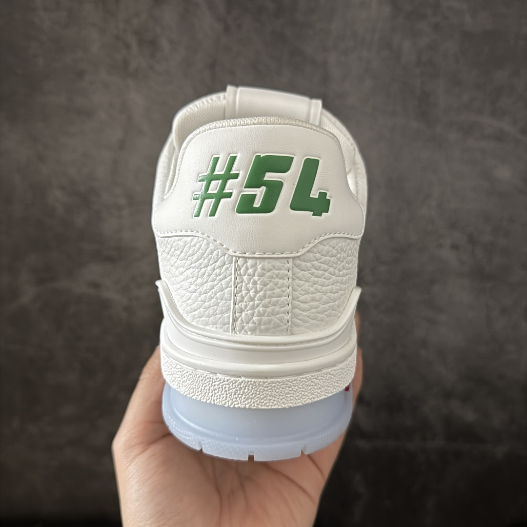 图片[4]-【YS纯原升级版 】 顶级莞产 路易威登 Louis Vuitton LV Trainer 系列 高奢运动鞋 牛皮革 ✦ 芯片配置，✦ 挂饰 NFC 芯片秒进官网 ✦ 同步 ZP 官网空胶工艺，结构逻辑一致 ✦ 正确胶片断点式设计，细节克制到位 ✦ 中底油印字母比例按原版还原 ✦ 1：1 原楦格板 / 楦头 / 刀磨 全新升级 ✦ 独家定制压纹麂皮，用料细腻耐看 ✦ 原版开模 TPU 大底 ✦ 脚感与质感取向偏原版 ✦ 代购指定高端版本 ✦ 全新升级 双盒礼盒 ✦ 全套配件齐全，整体完成度高 尺码：39–45-选品中心