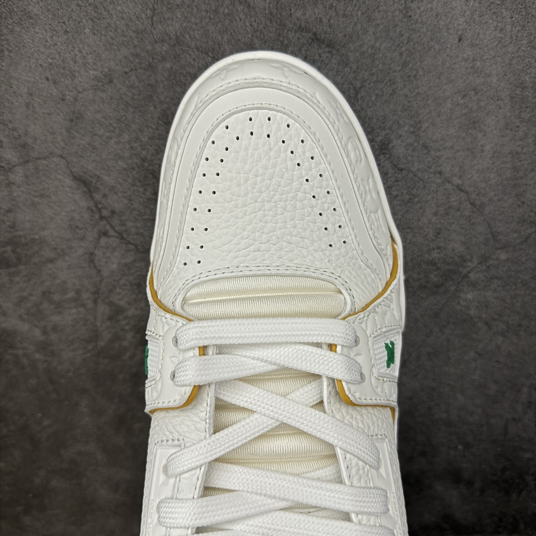 图片[5]-【YS纯原升级版 】 顶级莞产 路易威登 Louis Vuitton LV Trainer 系列 高奢运动鞋 牛皮革 ✦ 芯片配置，✦ 挂饰 NFC 芯片秒进官网 ✦ 同步 ZP 官网空胶工艺，结构逻辑一致 ✦ 正确胶片断点式设计，细节克制到位 ✦ 中底油印字母比例按原版还原 ✦ 1：1 原楦格板 / 楦头 / 刀磨 全新升级 ✦ 独家定制压纹麂皮，用料细腻耐看 ✦ 原版开模 TPU 大底 ✦ 脚感与质感取向偏原版 ✦ 代购指定高端版本 ✦ 全新升级 双盒礼盒 ✦ 全套配件齐全，整体完成度高 尺码：39–45-选品中心
