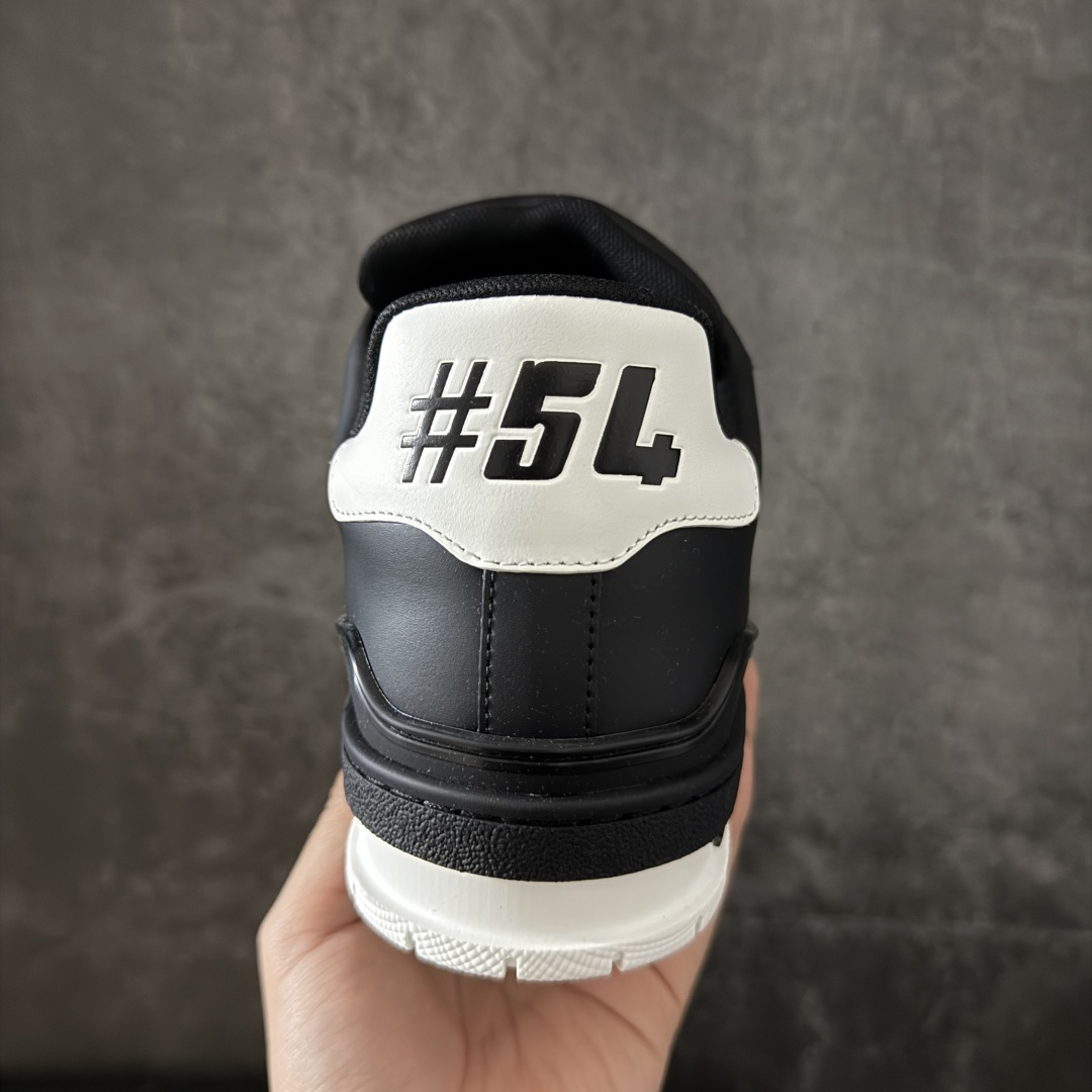 图片[4]-【YS纯原升级版 】 顶级莞产 路易威登 Louis Vuitton LV Trainer 系列 高奢运动鞋 牛皮革 ✦ 芯片配置，✦ 挂饰 NFC 芯片秒进官网 ✦ 同步 ZP 官网空胶工艺，结构逻辑一致 ✦ 正确胶片断点式设计，细节克制到位 ✦ 中底油印字母比例按原版还原 ✦ 1：1 原楦格板 / 楦头 / 刀磨 全新升级 ✦ 独家定制压纹麂皮，用料细腻耐看 ✦ 原版开模 TPU 大底 ✦ 脚感与质感取向偏原版 ✦ 代购指定高端版本 ✦ 全新升级 双盒礼盒 ✦ 全套配件齐全，整体完成度高 尺码：39–45-选品中心