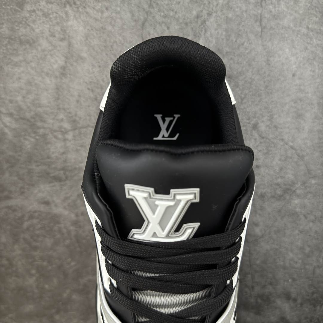 图片[8]-【YS纯原升级版 】 顶级莞产 路易威登 Louis Vuitton LV Trainer 系列 高奢运动鞋 牛皮革 ✦ 芯片配置，✦ 挂饰 NFC 芯片秒进官网 ✦ 同步 ZP 官网空胶工艺，结构逻辑一致 ✦ 正确胶片断点式设计，细节克制到位 ✦ 中底油印字母比例按原版还原 ✦ 1：1 原楦格板 / 楦头 / 刀磨 全新升级 ✦ 独家定制压纹麂皮，用料细腻耐看 ✦ 原版开模 TPU 大底 ✦ 脚感与质感取向偏原版 ✦ 代购指定高端版本 ✦ 全新升级 双盒礼盒 ✦ 全套配件齐全，整体完成度高 尺码：39–45-选品中心