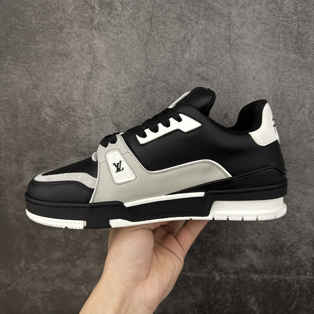 图片[2]-【YS纯原升级版 】 顶级莞产 路易威登 Louis Vuitton LV Trainer 系列 高奢运动鞋 牛皮革 ✦ 芯片配置，✦ 挂饰 NFC 芯片秒进官网 ✦ 同步 ZP 官网空胶工艺，结构逻辑一致 ✦ 正确胶片断点式设计，细节克制到位 ✦ 中底油印字母比例按原版还原 ✦ 1：1 原楦格板 / 楦头 / 刀磨 全新升级 ✦ 独家定制压纹麂皮，用料细腻耐看 ✦ 原版开模 TPU 大底 ✦ 脚感与质感取向偏原版 ✦ 代购指定高端版本 ✦ 全新升级 双盒礼盒 ✦ 全套配件齐全，整体完成度高 尺码：39–45-选品中心