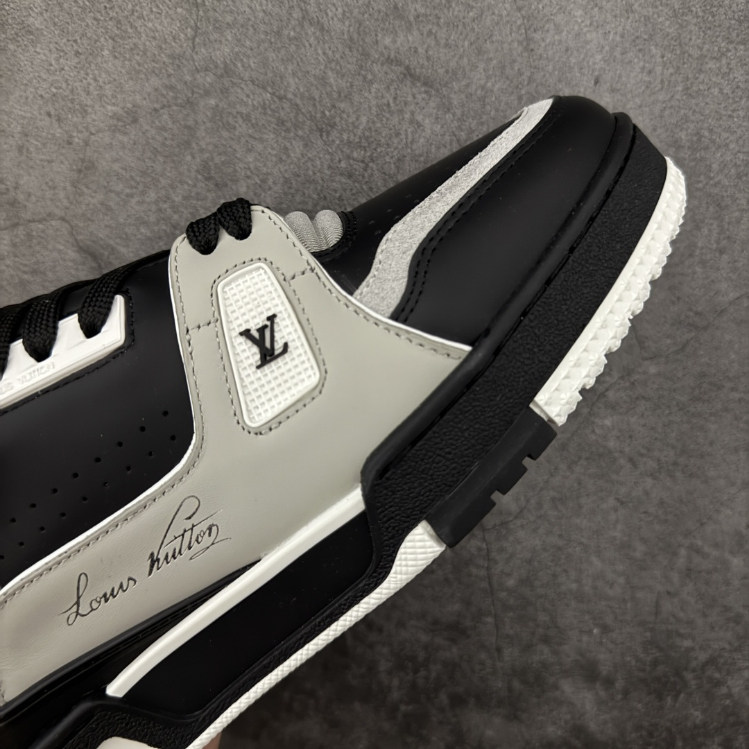 图片[6]-【YS纯原升级版 】 顶级莞产 路易威登 Louis Vuitton LV Trainer 系列 高奢运动鞋 牛皮革 ✦ 芯片配置，✦ 挂饰 NFC 芯片秒进官网 ✦ 同步 ZP 官网空胶工艺，结构逻辑一致 ✦ 正确胶片断点式设计，细节克制到位 ✦ 中底油印字母比例按原版还原 ✦ 1：1 原楦格板 / 楦头 / 刀磨 全新升级 ✦ 独家定制压纹麂皮，用料细腻耐看 ✦ 原版开模 TPU 大底 ✦ 脚感与质感取向偏原版 ✦ 代购指定高端版本 ✦ 全新升级 双盒礼盒 ✦ 全套配件齐全，整体完成度高 尺码：39–45-选品中心