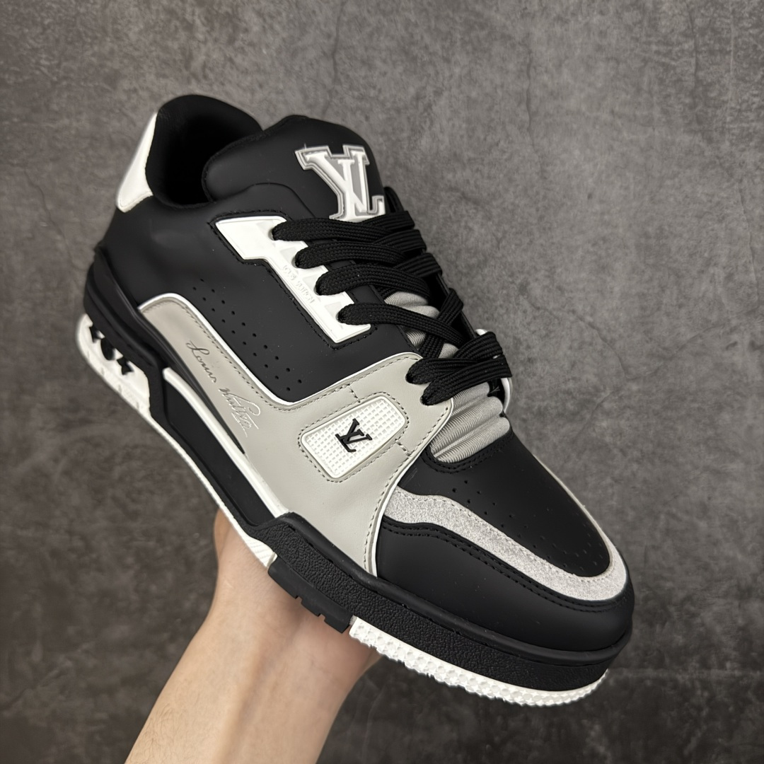 图片[3]-【YS纯原升级版 】 顶级莞产 路易威登 Louis Vuitton LV Trainer 系列 高奢运动鞋 牛皮革 ✦ 芯片配置，✦ 挂饰 NFC 芯片秒进官网 ✦ 同步 ZP 官网空胶工艺，结构逻辑一致 ✦ 正确胶片断点式设计，细节克制到位 ✦ 中底油印字母比例按原版还原 ✦ 1：1 原楦格板 / 楦头 / 刀磨 全新升级 ✦ 独家定制压纹麂皮，用料细腻耐看 ✦ 原版开模 TPU 大底 ✦ 脚感与质感取向偏原版 ✦ 代购指定高端版本 ✦ 全新升级 双盒礼盒 ✦ 全套配件齐全，整体完成度高 尺码：39–45-选品中心