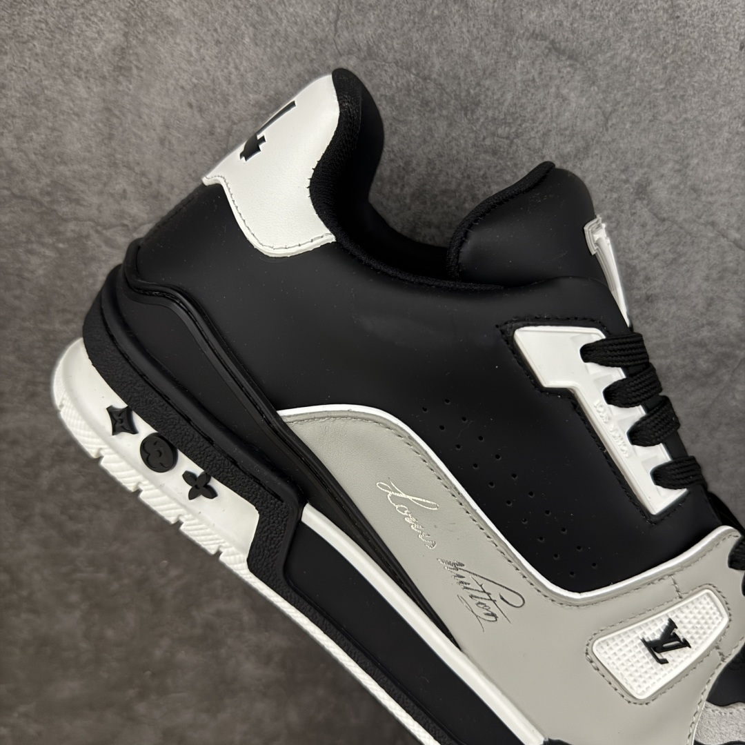 图片[7]-【YS纯原升级版 】 顶级莞产 路易威登 Louis Vuitton LV Trainer 系列 高奢运动鞋 牛皮革 ✦ 芯片配置，✦ 挂饰 NFC 芯片秒进官网 ✦ 同步 ZP 官网空胶工艺，结构逻辑一致 ✦ 正确胶片断点式设计，细节克制到位 ✦ 中底油印字母比例按原版还原 ✦ 1：1 原楦格板 / 楦头 / 刀磨 全新升级 ✦ 独家定制压纹麂皮，用料细腻耐看 ✦ 原版开模 TPU 大底 ✦ 脚感与质感取向偏原版 ✦ 代购指定高端版本 ✦ 全新升级 双盒礼盒 ✦ 全套配件齐全，整体完成度高 尺码：39–45-选品中心