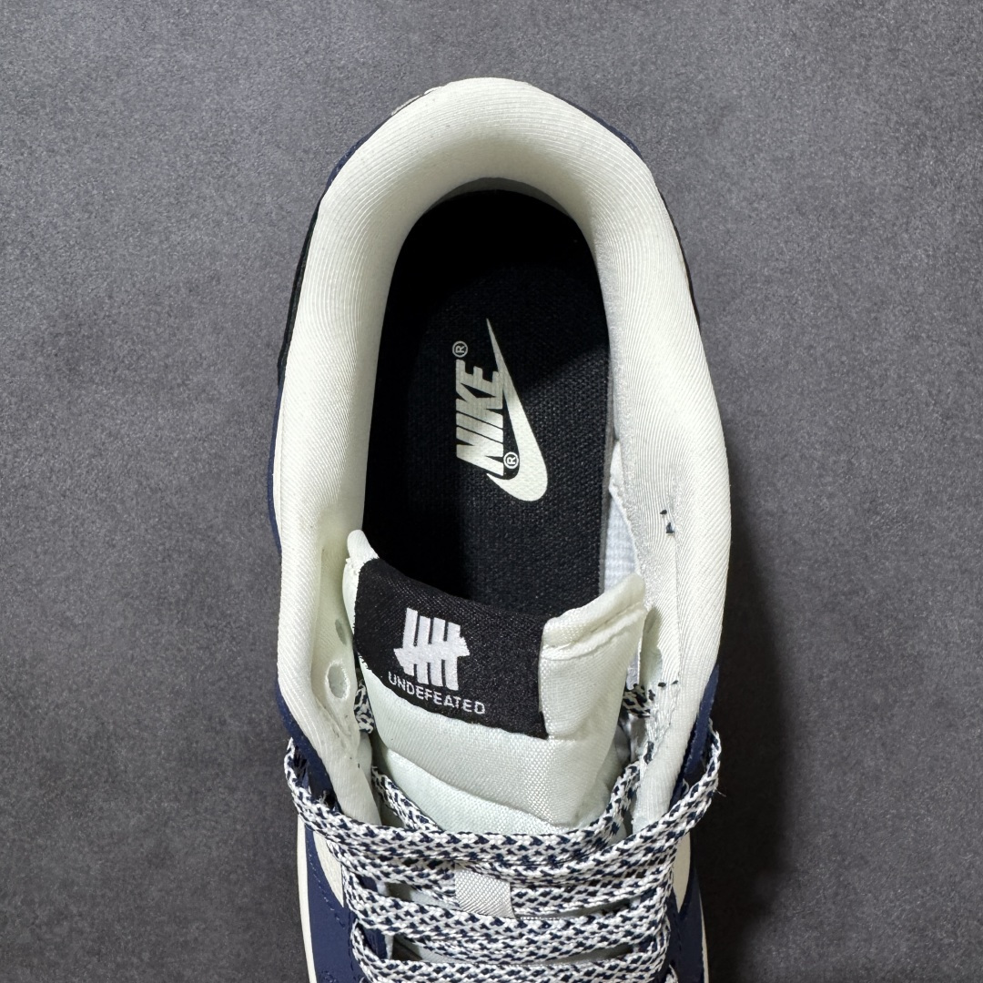 图片[7]-【定制版】Nike SB Dunk Low“UNDEFEATED——海军蓝”海军蓝与米白撞色拼接，复古街头感拉满 侧边迷你红勾+「NIKE DUNK」字样，细节暗藏辨识度，后跟五道杠标识，致敬经典联名血统。 ＃高端定制 低帮休闲板鞋 定制鞋盒 大厂纯原品质出货 超高清洁度 皮料切割干净无任何毛边 细节完美 货号：TX1688-019 尺码： 36 36.5 37.5 38 38.5 39 40 40.5 41 42 42.5 43 44 44.5 45-选品中心