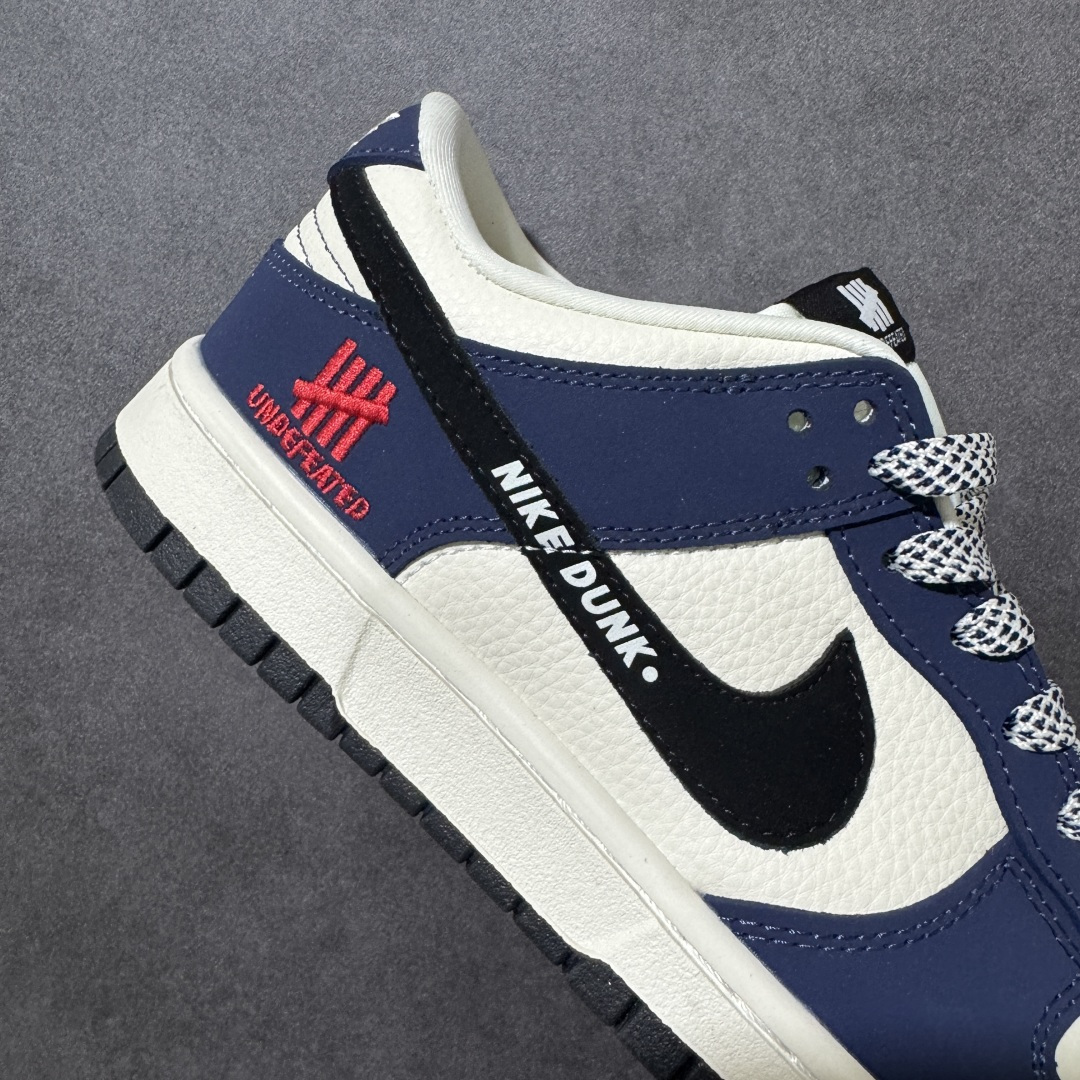 图片[6]-【定制版】Nike SB Dunk Low“UNDEFEATED——海军蓝”海军蓝与米白撞色拼接，复古街头感拉满 侧边迷你红勾+「NIKE DUNK」字样，细节暗藏辨识度，后跟五道杠标识，致敬经典联名血统。 ＃高端定制 低帮休闲板鞋 定制鞋盒 大厂纯原品质出货 超高清洁度 皮料切割干净无任何毛边 细节完美 货号：TX1688-019 尺码： 36 36.5 37.5 38 38.5 39 40 40.5 41 42 42.5 43 44 44.5 45-选品中心