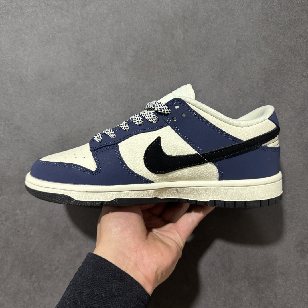 图片[2]-【定制版】Nike SB Dunk Low“UNDEFEATED——海军蓝”海军蓝与米白撞色拼接，复古街头感拉满 侧边迷你红勾+「NIKE DUNK」字样，细节暗藏辨识度，后跟五道杠标识，致敬经典联名血统。 ＃高端定制 低帮休闲板鞋 定制鞋盒 大厂纯原品质出货 超高清洁度 皮料切割干净无任何毛边 细节完美 货号：TX1688-019 尺码： 36 36.5 37.5 38 38.5 39 40 40.5 41 42 42.5 43 44 44.5 45-选品中心