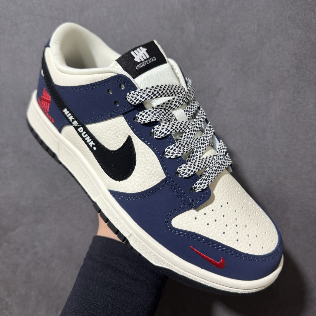 图片[3]-【定制版】Nike SB Dunk Low“UNDEFEATED——海军蓝”海军蓝与米白撞色拼接，复古街头感拉满 侧边迷你红勾+「NIKE DUNK」字样，细节暗藏辨识度，后跟五道杠标识，致敬经典联名血统。 ＃高端定制 低帮休闲板鞋 定制鞋盒 大厂纯原品质出货 超高清洁度 皮料切割干净无任何毛边 细节完美 货号：TX1688-019 尺码： 36 36.5 37.5 38 38.5 39 40 40.5 41 42 42.5 43 44 44.5 45-选品中心