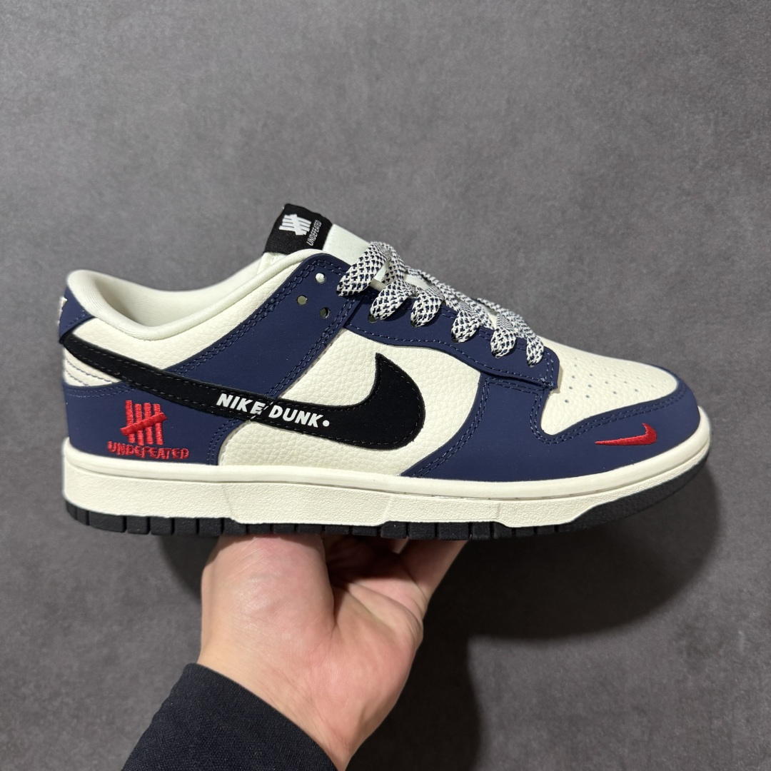 【定制版】Nike SB Dunk Low“UNDEFEATED------海军蓝”海军蓝与米白撞色拼接，复古街头感拉满 侧边迷你红勾+「NIKE DUNK」字样，细节暗藏辨识度，后跟五道杠标识，致敬经典联名血统。 ＃高端定制 低帮休闲板鞋 定制鞋盒 大厂纯原品质出货 超高清洁度 皮料切割干净无任何毛边 细节完美 货号：TX1688-019 尺码： 36 36.5 37.5 38 38.5 39 40 40.5 41 42 42.5 43 44 44.5 45-选品中心
