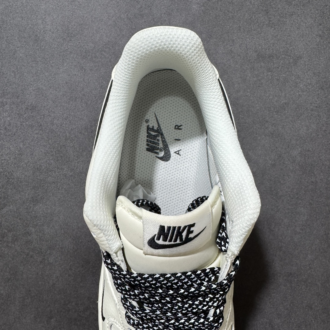 图片[7]-【定制版】Nike Air Force 1 Low 以经典纯白 Air Force 1 Low 为基底，Swoosh 采用同色皮质，外围用黑色明线勾勒轮廓，呈现解构风格的视觉层次；鞋头点缀迷你黑色 Swoosh，后跟印有 “NIKE JUST DO IT” 品牌标语与 Swoosh 标识，搭配黑白格纹鞋带，整体设计延续极简硬朗的街头风格，同时强化品牌辨识度。纯白基底与黑色线条、标识形成简洁有力的对比，解构 Swoosh 提升设计张力，品牌标语强化鞋款属性，经典 AF1 鞋型强化复古调性。 货号：CS5288-067 尺码：36 36.5 37.5 38 38.5 39 40 40.5 41 42 42.5 43 44 44.5 45-选品中心