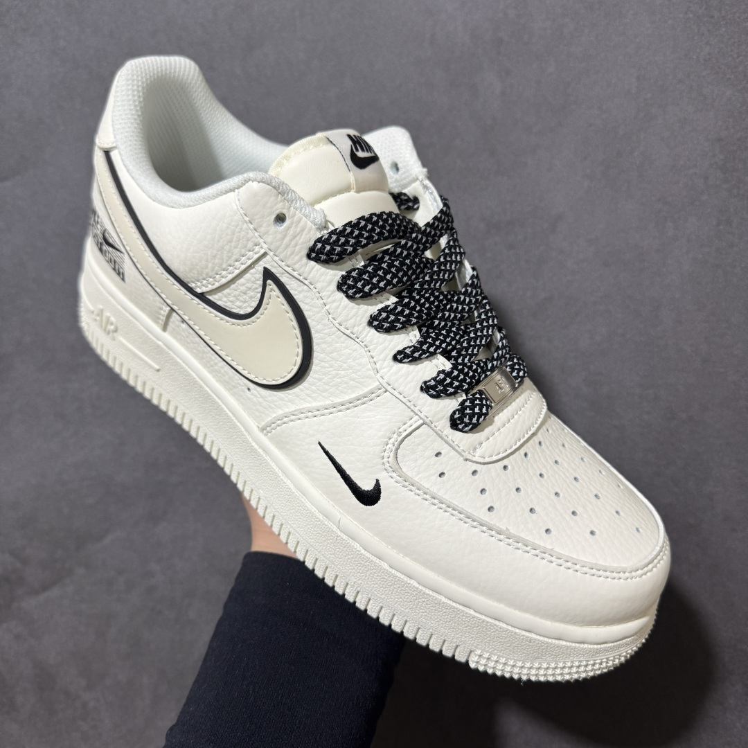 图片[3]-【定制版】Nike Air Force 1 Low 以经典纯白 Air Force 1 Low 为基底，Swoosh 采用同色皮质，外围用黑色明线勾勒轮廓，呈现解构风格的视觉层次；鞋头点缀迷你黑色 Swoosh，后跟印有 “NIKE JUST DO IT” 品牌标语与 Swoosh 标识，搭配黑白格纹鞋带，整体设计延续极简硬朗的街头风格，同时强化品牌辨识度。纯白基底与黑色线条、标识形成简洁有力的对比，解构 Swoosh 提升设计张力，品牌标语强化鞋款属性，经典 AF1 鞋型强化复古调性。 货号：CS5288-067 尺码：36 36.5 37.5 38 38.5 39 40 40.5 41 42 42.5 43 44 44.5 45-选品中心