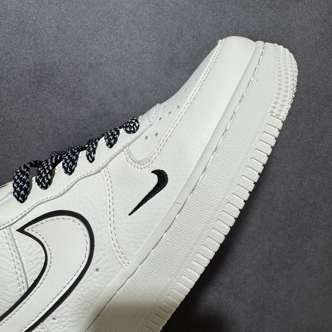 图片[5]-【定制版】Nike Air Force 1 Low 以经典纯白 Air Force 1 Low 为基底，Swoosh 采用同色皮质，外围用黑色明线勾勒轮廓，呈现解构风格的视觉层次；鞋头点缀迷你黑色 Swoosh，后跟印有 “NIKE JUST DO IT” 品牌标语与 Swoosh 标识，搭配黑白格纹鞋带，整体设计延续极简硬朗的街头风格，同时强化品牌辨识度。纯白基底与黑色线条、标识形成简洁有力的对比，解构 Swoosh 提升设计张力，品牌标语强化鞋款属性，经典 AF1 鞋型强化复古调性。 货号：CS5288-067 尺码：36 36.5 37.5 38 38.5 39 40 40.5 41 42 42.5 43 44 44.5 45-选品中心