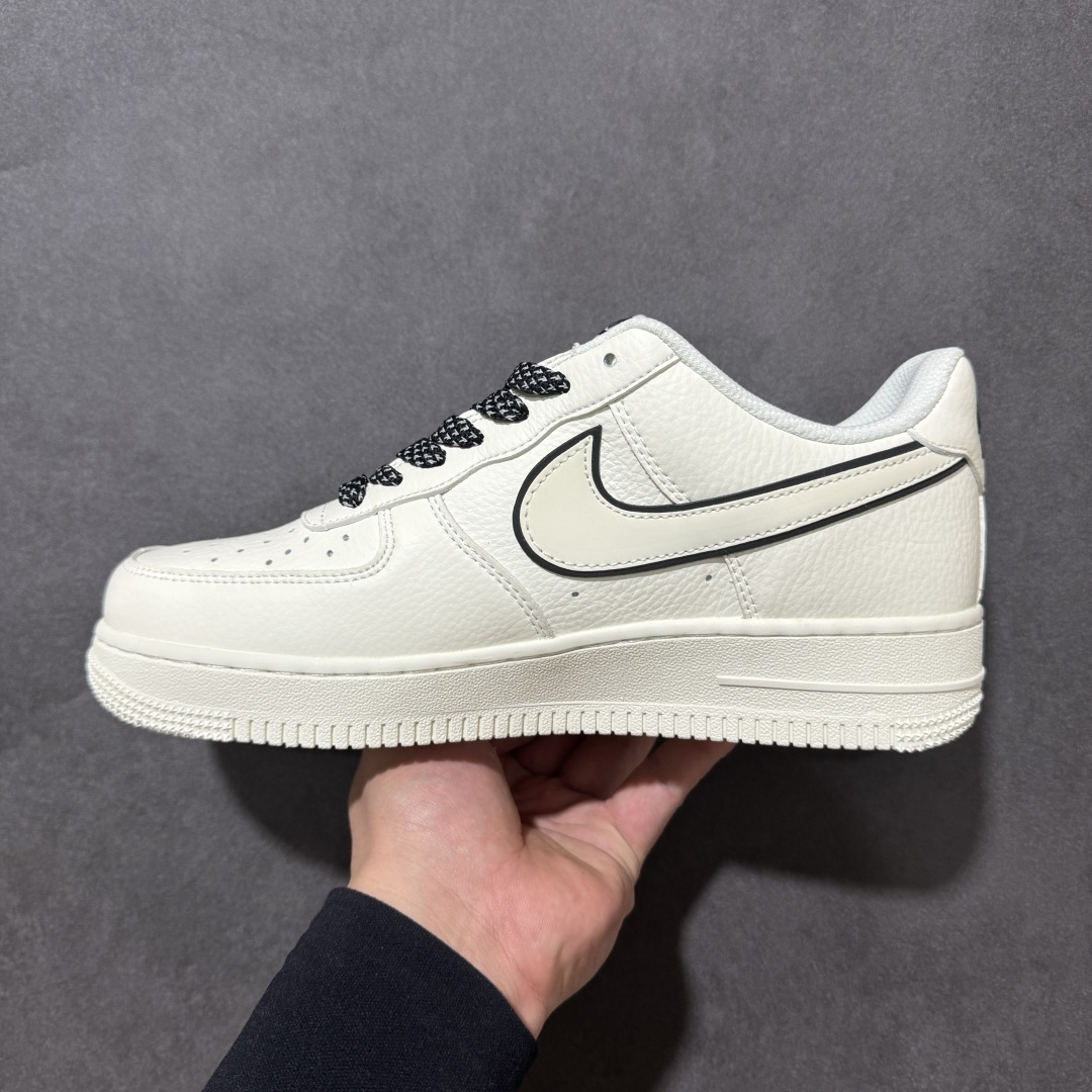 图片[2]-【定制版】Nike Air Force 1 Low 以经典纯白 Air Force 1 Low 为基底，Swoosh 采用同色皮质，外围用黑色明线勾勒轮廓，呈现解构风格的视觉层次；鞋头点缀迷你黑色 Swoosh，后跟印有 “NIKE JUST DO IT” 品牌标语与 Swoosh 标识，搭配黑白格纹鞋带，整体设计延续极简硬朗的街头风格，同时强化品牌辨识度。纯白基底与黑色线条、标识形成简洁有力的对比，解构 Swoosh 提升设计张力，品牌标语强化鞋款属性，经典 AF1 鞋型强化复古调性。 货号：CS5288-067 尺码：36 36.5 37.5 38 38.5 39 40 40.5 41 42 42.5 43 44 44.5 45-选品中心