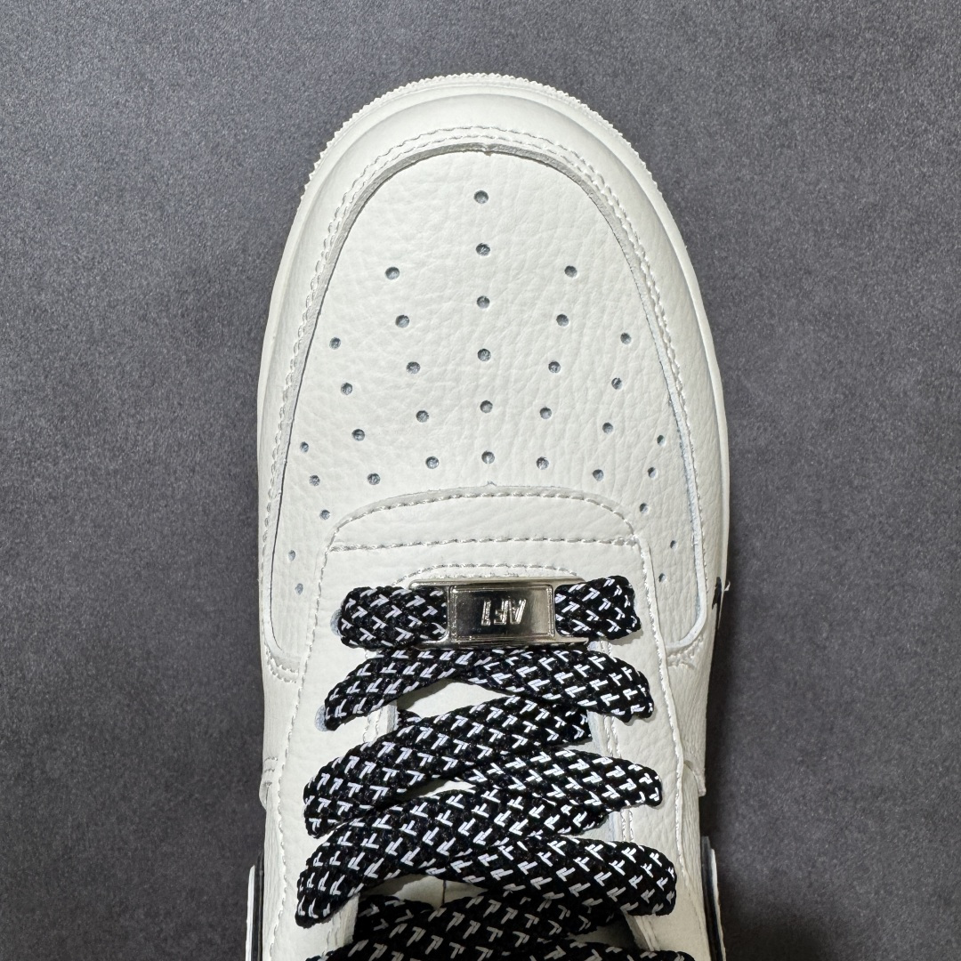 图片[8]-【定制版】Nike Air Force 1 Low 以经典纯白 Air Force 1 Low 为基底，Swoosh 采用同色皮质，外围用黑色明线勾勒轮廓，呈现解构风格的视觉层次；鞋头点缀迷你黑色 Swoosh，后跟印有 “NIKE JUST DO IT” 品牌标语与 Swoosh 标识，搭配黑白格纹鞋带，整体设计延续极简硬朗的街头风格，同时强化品牌辨识度。纯白基底与黑色线条、标识形成简洁有力的对比，解构 Swoosh 提升设计张力，品牌标语强化鞋款属性，经典 AF1 鞋型强化复古调性。 货号：CS5288-067 尺码：36 36.5 37.5 38 38.5 39 40 40.5 41 42 42.5 43 44 44.5 45-选品中心