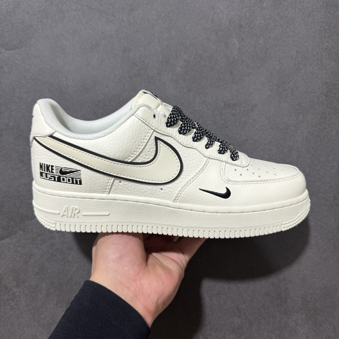 【定制版】Nike Air Force 1 Low 以经典纯白 Air Force 1 Low 为基底，Swoosh 采用同色皮质，外围用黑色明线勾勒轮廓，呈现解构风格的视觉层次；鞋头点缀迷你黑色 Swoosh，后跟印有 “NIKE JUST DO IT” 品牌标语与 Swoosh 标识，搭配黑白格纹鞋带，整体设计延续极简硬朗的街头风格，同时强化品牌辨识度。纯白基底与黑色线条、标识形成简洁有力的对比，解构 Swoosh 提升设计张力，品牌标语强化鞋款属性，经典 AF1 鞋型强化复古调性。 货号：CS5288-067 尺码：36 36.5 37.5 38 38.5 39 40 40.5 41 42 42.5 43 44 44.5 45-选品中心