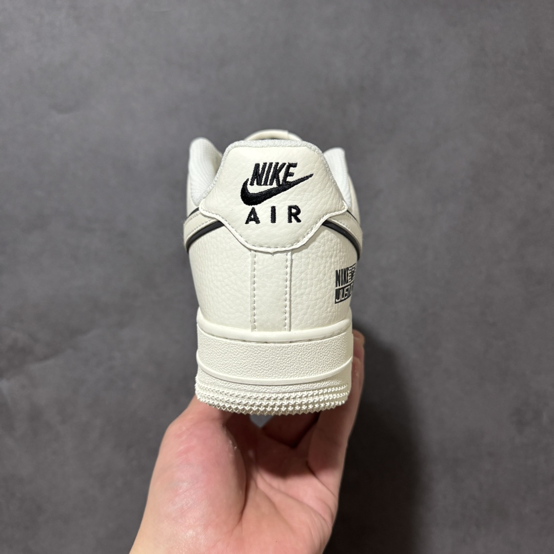 图片[4]-【定制版】Nike Air Force 1 Low 以经典纯白 Air Force 1 Low 为基底，Swoosh 采用同色皮质，外围用黑色明线勾勒轮廓，呈现解构风格的视觉层次；鞋头点缀迷你黑色 Swoosh，后跟印有 “NIKE JUST DO IT” 品牌标语与 Swoosh 标识，搭配黑白格纹鞋带，整体设计延续极简硬朗的街头风格，同时强化品牌辨识度。纯白基底与黑色线条、标识形成简洁有力的对比，解构 Swoosh 提升设计张力，品牌标语强化鞋款属性，经典 AF1 鞋型强化复古调性。 货号：CS5288-067 尺码：36 36.5 37.5 38 38.5 39 40 40.5 41 42 42.5 43 44 44.5 45-选品中心