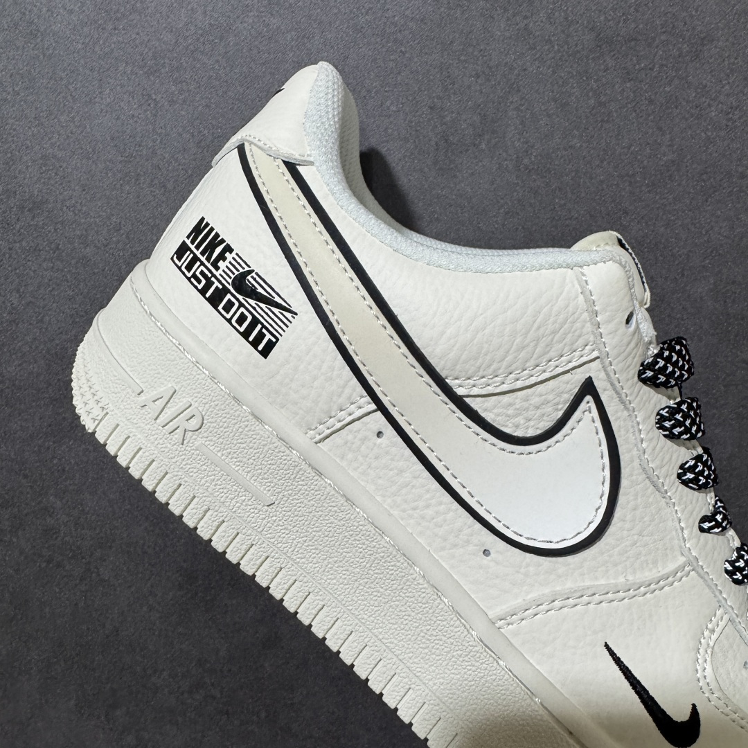 图片[6]-【定制版】Nike Air Force 1 Low 以经典纯白 Air Force 1 Low 为基底，Swoosh 采用同色皮质，外围用黑色明线勾勒轮廓，呈现解构风格的视觉层次；鞋头点缀迷你黑色 Swoosh，后跟印有 “NIKE JUST DO IT” 品牌标语与 Swoosh 标识，搭配黑白格纹鞋带，整体设计延续极简硬朗的街头风格，同时强化品牌辨识度。纯白基底与黑色线条、标识形成简洁有力的对比，解构 Swoosh 提升设计张力，品牌标语强化鞋款属性，经典 AF1 鞋型强化复古调性。 货号：CS5288-067 尺码：36 36.5 37.5 38 38.5 39 40 40.5 41 42 42.5 43 44 44.5 45-选品中心
