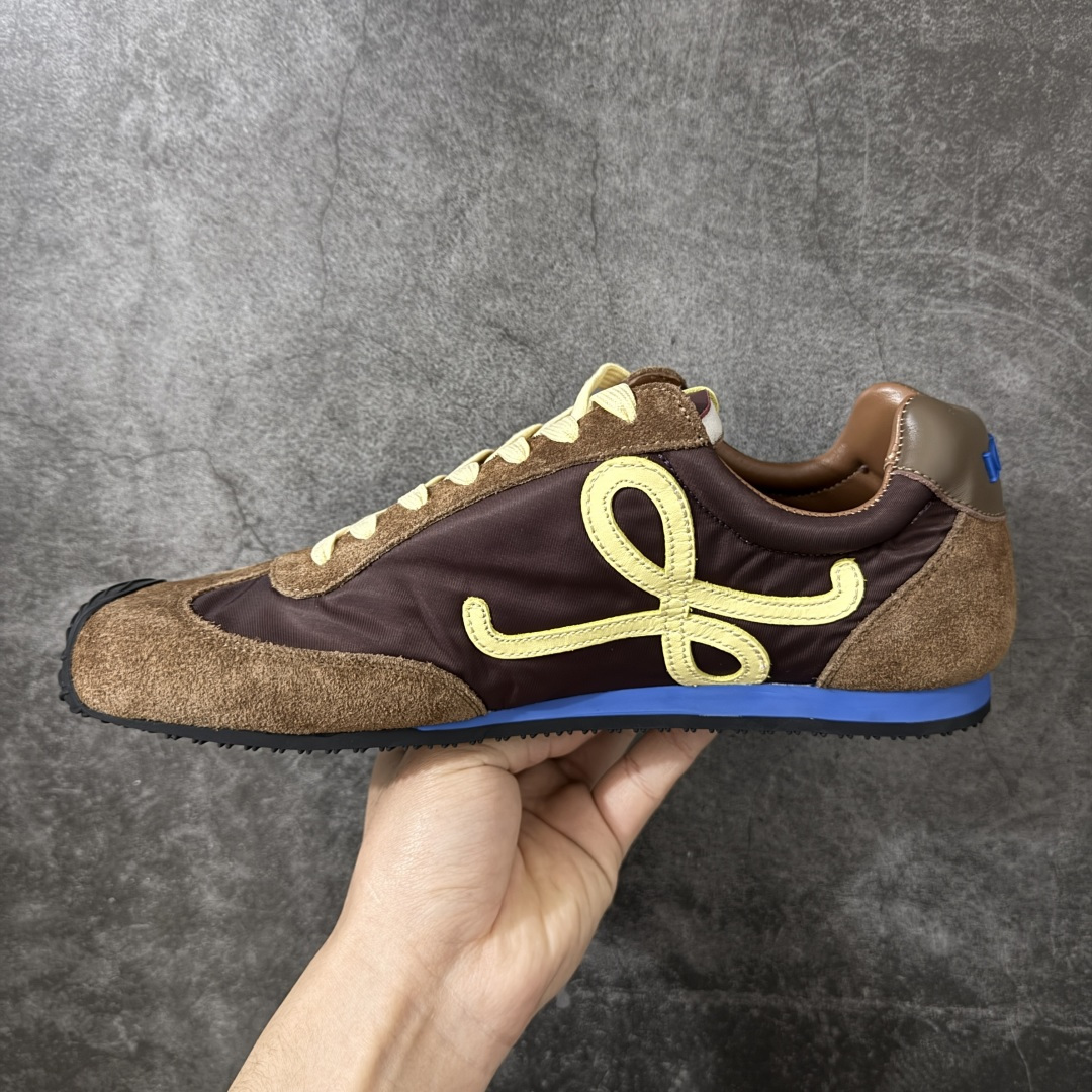 图片[2]-【YS纯原】顶级莞产 罗意威LOEWE 2025| Ballet Runner 2.0 新款芭蕾舞鞋 ✦ 原版不对称鞋头造型，LOEWE标志性设计 ✦超柔软轻便鞋底，波浪纹理橡胶外底延伸至鞋头 ✦升级柔软皮革内衬+鞋床，提供最大舒适感 ✦后跟3D注塑橡胶徽标，真皮+皮料混搭复古风格 ✦拼色拼接鞋面，隐藏式小内增高设计，新颖舒适 ✦进口麂皮/牛皮/原版布拼接，原版定制磨具组合大底 ✦零瑕疵工艺：无线头、无溢胶、无毛边 ✦原盒包装，杨幂等明星同款 尺码：35 36 37 38 39 40 41 42 43 44 45-选品中心