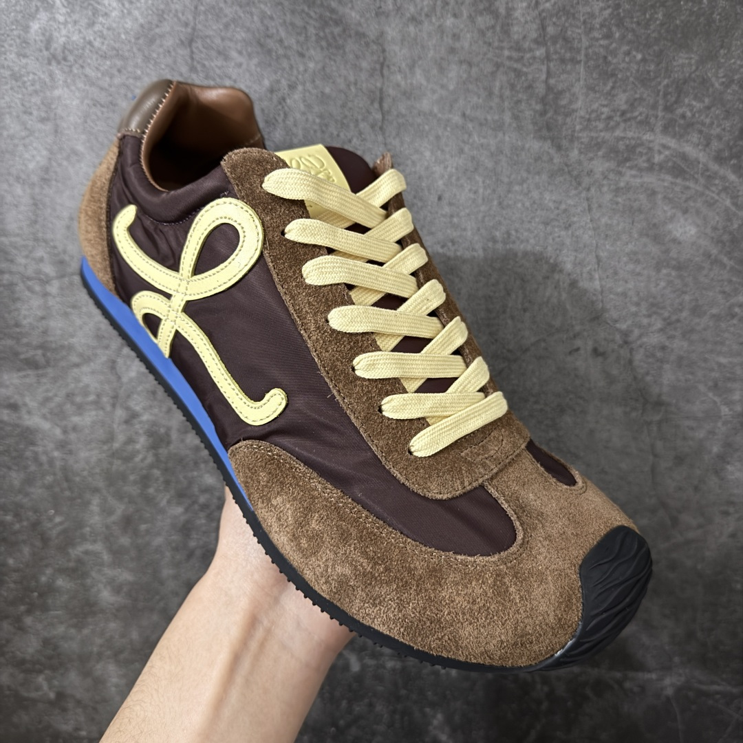 图片[3]-【YS纯原】顶级莞产 罗意威LOEWE 2025| Ballet Runner 2.0 新款芭蕾舞鞋 ✦ 原版不对称鞋头造型，LOEWE标志性设计 ✦超柔软轻便鞋底，波浪纹理橡胶外底延伸至鞋头 ✦升级柔软皮革内衬+鞋床，提供最大舒适感 ✦后跟3D注塑橡胶徽标，真皮+皮料混搭复古风格 ✦拼色拼接鞋面，隐藏式小内增高设计，新颖舒适 ✦进口麂皮/牛皮/原版布拼接，原版定制磨具组合大底 ✦零瑕疵工艺：无线头、无溢胶、无毛边 ✦原盒包装，杨幂等明星同款 尺码：35 36 37 38 39 40 41 42 43 44 45-选品中心