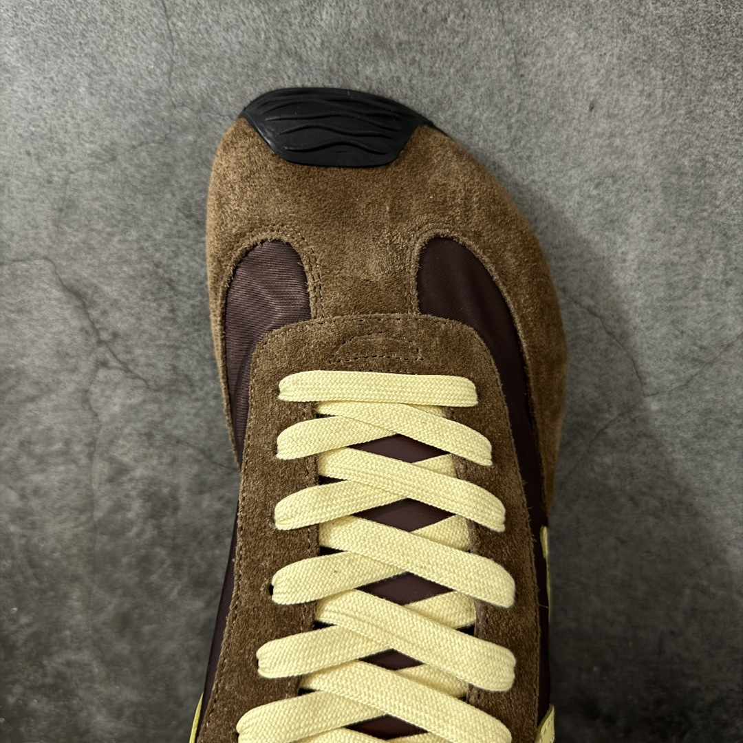 图片[5]-【YS纯原】顶级莞产 罗意威LOEWE 2025| Ballet Runner 2.0 新款芭蕾舞鞋 ✦ 原版不对称鞋头造型，LOEWE标志性设计 ✦超柔软轻便鞋底，波浪纹理橡胶外底延伸至鞋头 ✦升级柔软皮革内衬+鞋床，提供最大舒适感 ✦后跟3D注塑橡胶徽标，真皮+皮料混搭复古风格 ✦拼色拼接鞋面，隐藏式小内增高设计，新颖舒适 ✦进口麂皮/牛皮/原版布拼接，原版定制磨具组合大底 ✦零瑕疵工艺：无线头、无溢胶、无毛边 ✦原盒包装，杨幂等明星同款 尺码：35 36 37 38 39 40 41 42 43 44 45-选品中心