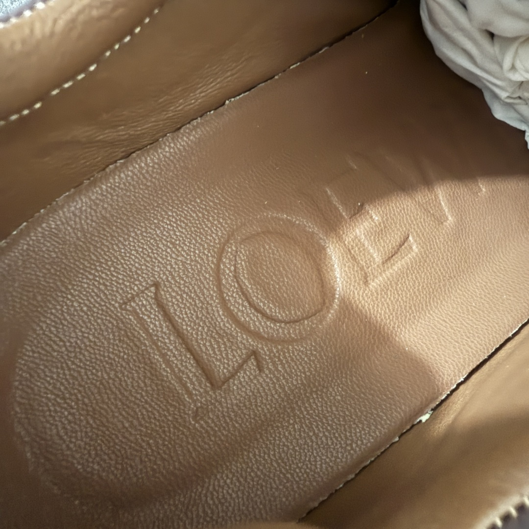 图片[8]-【YS纯原】顶级莞产 罗意威LOEWE 2025| Ballet Runner 2.0 新款芭蕾舞鞋 ✦ 原版不对称鞋头造型，LOEWE标志性设计 ✦超柔软轻便鞋底，波浪纹理橡胶外底延伸至鞋头 ✦升级柔软皮革内衬+鞋床，提供最大舒适感 ✦后跟3D注塑橡胶徽标，真皮+皮料混搭复古风格 ✦拼色拼接鞋面，隐藏式小内增高设计，新颖舒适 ✦进口麂皮/牛皮/原版布拼接，原版定制磨具组合大底 ✦零瑕疵工艺：无线头、无溢胶、无毛边 ✦原盒包装，杨幂等明星同款 尺码：35 36 37 38 39 40 41 42 43 44 45-选品中心