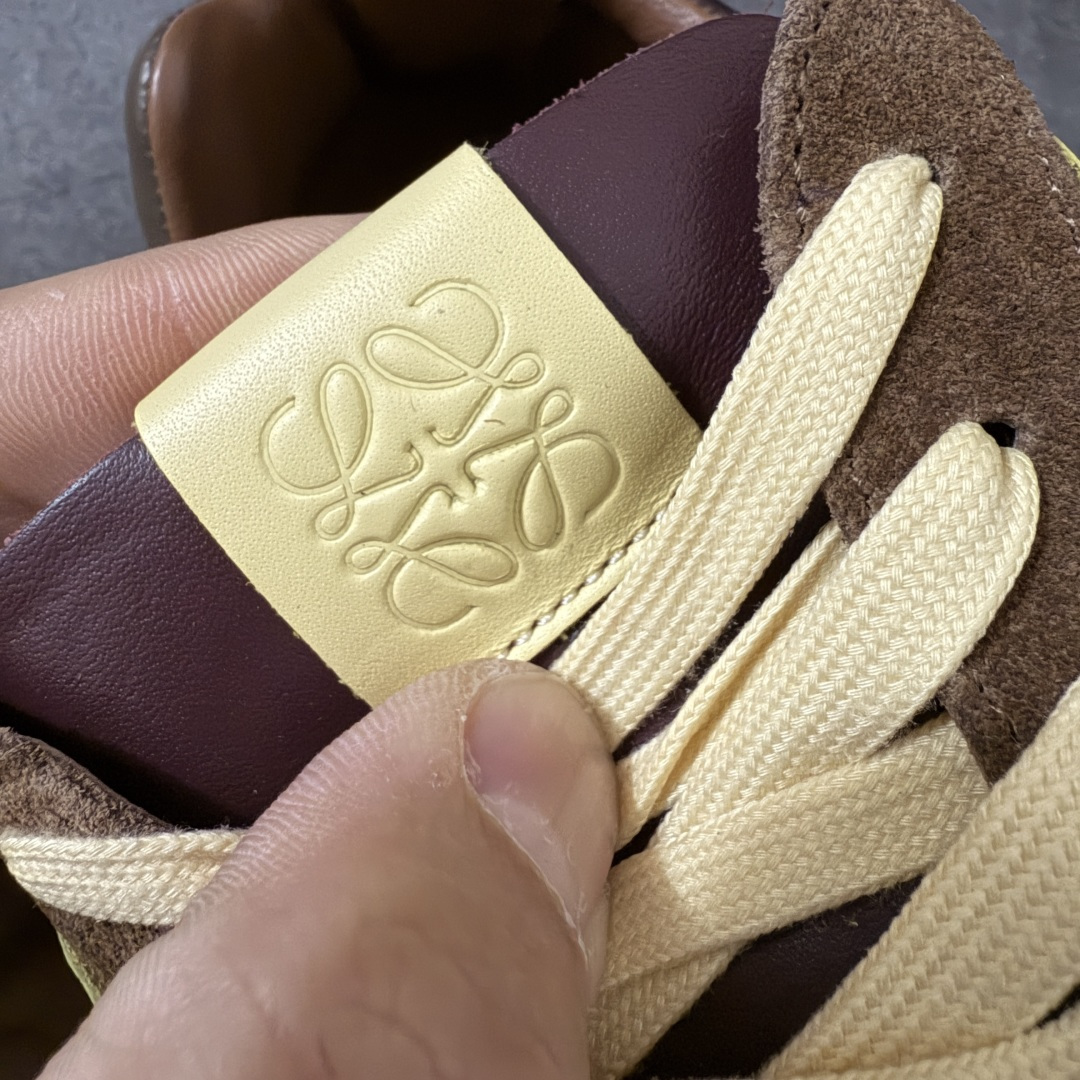 图片[5]-【YS纯原】顶级莞产 罗意威LOEWE 2025| Ballet Runner 2.0 新款芭蕾舞鞋 ✦ 原版不对称鞋头造型，LOEWE标志性设计 ✦超柔软轻便鞋底，波浪纹理橡胶外底延伸至鞋头 ✦升级柔软皮革内衬+鞋床，提供最大舒适感 ✦后跟3D注塑橡胶徽标，真皮+皮料混搭复古风格 ✦拼色拼接鞋面，隐藏式小内增高设计，新颖舒适 ✦进口麂皮/牛皮/原版布拼接，原版定制磨具组合大底 ✦零瑕疵工艺：无线头、无溢胶、无毛边 ✦原盒包装，杨幂等明星同款 尺码：35 36 37 38 39 40 41 42 43 44 45-选品中心