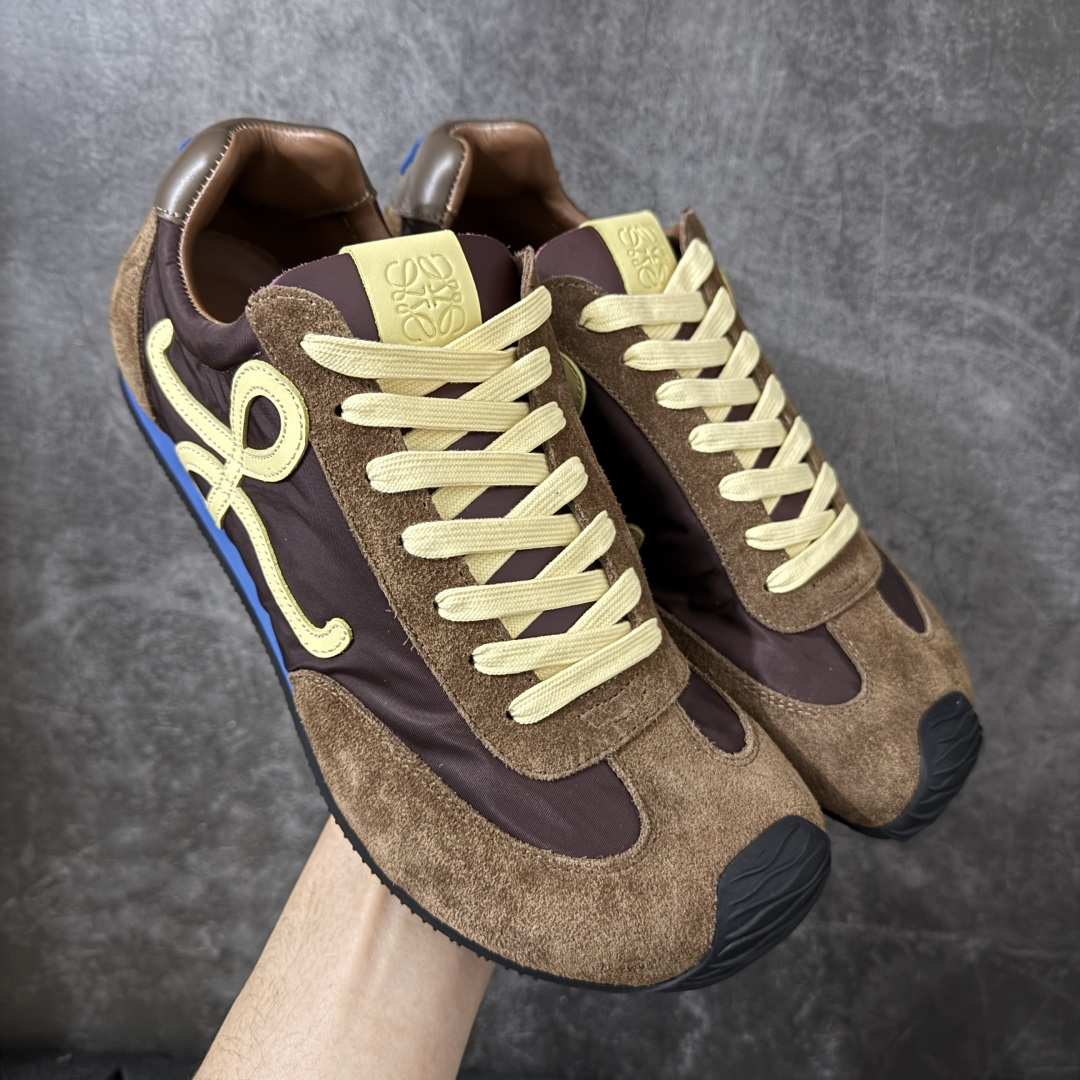 【YS纯原】顶级莞产 罗意威LOEWE 2025| Ballet Runner 2.0 新款芭蕾舞鞋 ✦ 原版不对称鞋头造型，LOEWE标志性设计 ✦超柔软轻便鞋底，波浪纹理橡胶外底延伸至鞋头 ✦升级柔软皮革内衬+鞋床，提供最大舒适感 ✦后跟3D注塑橡胶徽标，真皮+皮料混搭复古风格 ✦拼色拼接鞋面，隐藏式小内增高设计，新颖舒适 ✦进口麂皮/牛皮/原版布拼接，原版定制磨具组合大底 ✦零瑕疵工艺：无线头、无溢胶、无毛边 ✦原盒包装，杨幂等明星同款 尺码：35 36 37 38 39 40 41 42 43 44 45-选品中心