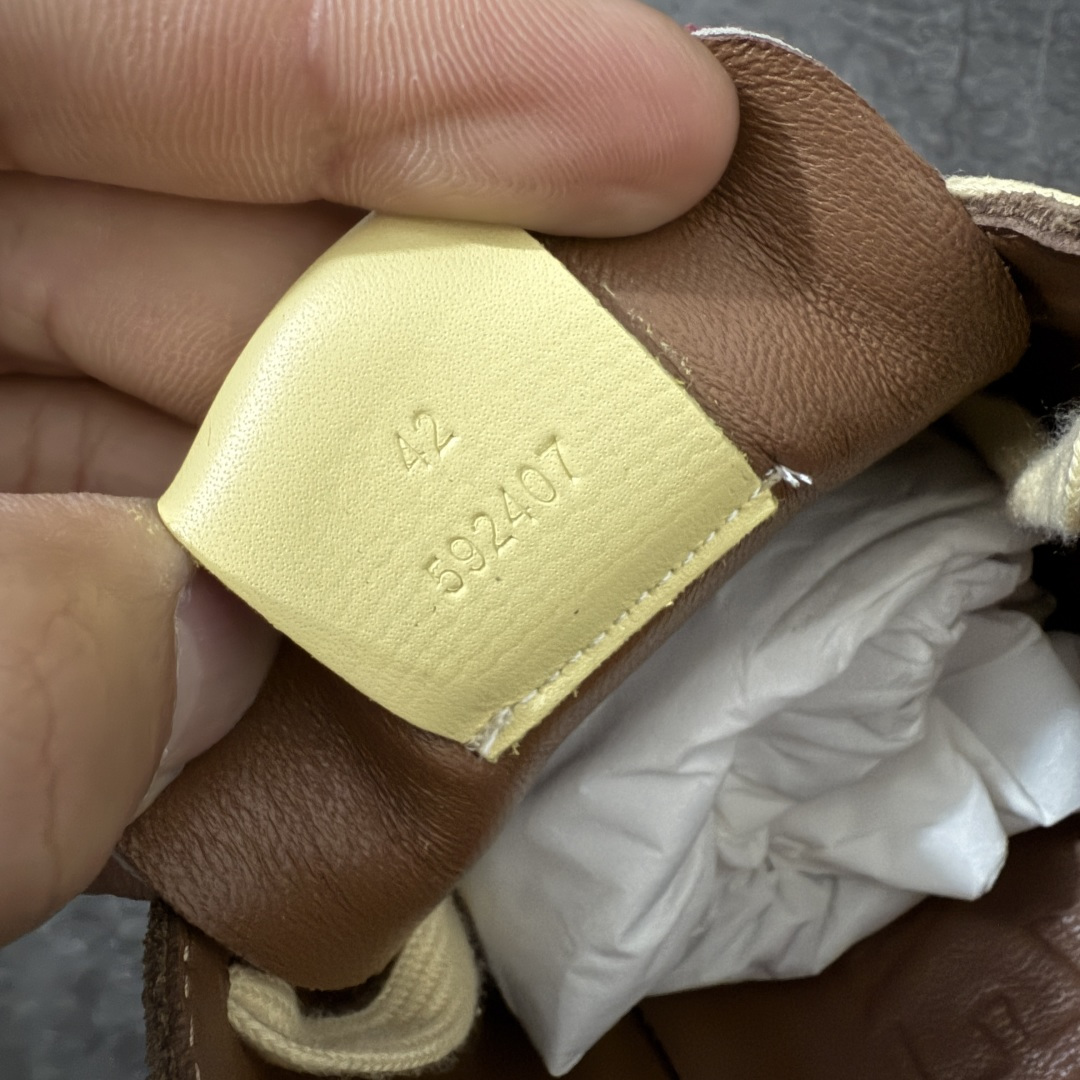 图片[7]-【YS纯原】顶级莞产 罗意威LOEWE 2025| Ballet Runner 2.0 新款芭蕾舞鞋 ✦ 原版不对称鞋头造型，LOEWE标志性设计 ✦超柔软轻便鞋底，波浪纹理橡胶外底延伸至鞋头 ✦升级柔软皮革内衬+鞋床，提供最大舒适感 ✦后跟3D注塑橡胶徽标，真皮+皮料混搭复古风格 ✦拼色拼接鞋面，隐藏式小内增高设计，新颖舒适 ✦进口麂皮/牛皮/原版布拼接，原版定制磨具组合大底 ✦零瑕疵工艺：无线头、无溢胶、无毛边 ✦原盒包装，杨幂等明星同款 尺码：35 36 37 38 39 40 41 42 43 44 45-选品中心