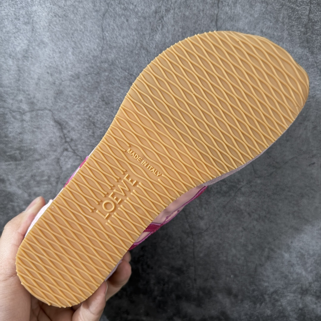 图片[9]-【YS纯原】顶级莞产 罗意威LOEWE 2025| Ballet Runner 2.0 新款芭蕾舞鞋 ✦ 原版不对称鞋头造型，LOEWE标志性设计 ✦超柔软轻便鞋底，波浪纹理橡胶外底延伸至鞋头 ✦升级柔软皮革内衬+鞋床，提供最大舒适感 ✦后跟3D注塑橡胶徽标，真皮+皮料混搭复古风格 ✦拼色拼接鞋面，隐藏式小内增高设计，新颖舒适 ✦进口麂皮/牛皮/原版布拼接，原版定制磨具组合大底 ✦零瑕疵工艺：无线头、无溢胶、无毛边 ✦原盒包装，杨幂等明星同款 尺码：35 36 37 38 39 40 41 42 43 44 45-选品中心