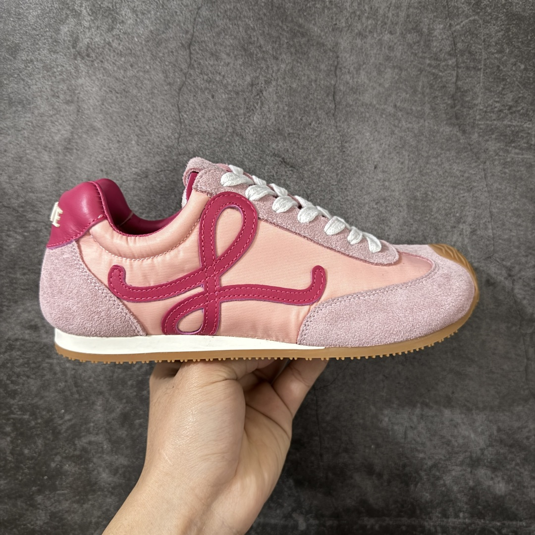 【YS纯原】顶级莞产 罗意威LOEWE 2025| Ballet Runner 2.0 新款芭蕾舞鞋 ✦ 原版不对称鞋头造型，LOEWE标志性设计 ✦超柔软轻便鞋底，波浪纹理橡胶外底延伸至鞋头 ✦升级柔软皮革内衬+鞋床，提供最大舒适感 ✦后跟3D注塑橡胶徽标，真皮+皮料混搭复古风格 ✦拼色拼接鞋面，隐藏式小内增高设计，新颖舒适 ✦进口麂皮/牛皮/原版布拼接，原版定制磨具组合大底 ✦零瑕疵工艺：无线头、无溢胶、无毛边 ✦原盒包装，杨幂等明星同款 尺码：35 36 37 38 39 40 41 42 43 44 45-选品中心