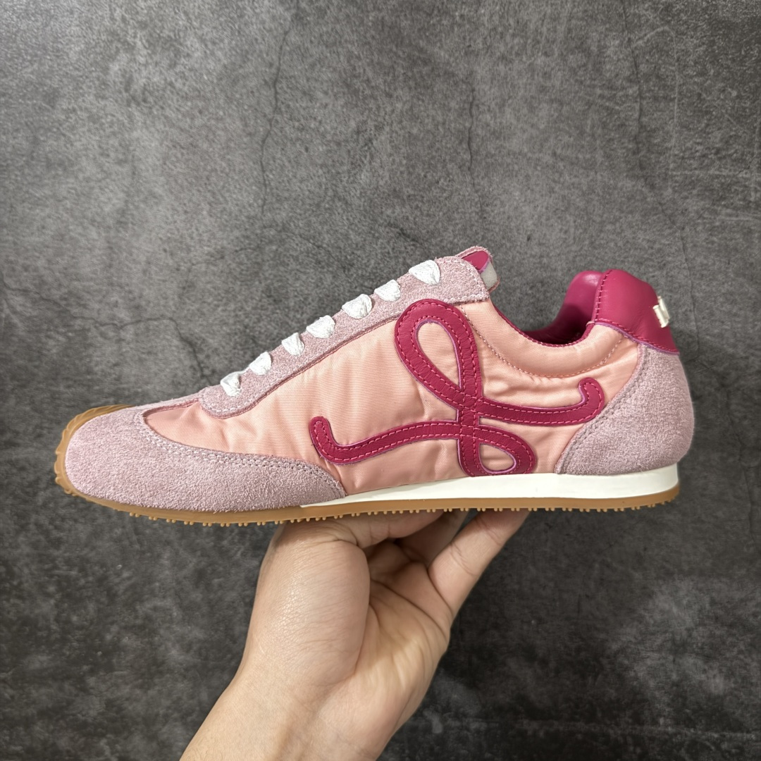 图片[2]-【YS纯原】顶级莞产 罗意威LOEWE 2025| Ballet Runner 2.0 新款芭蕾舞鞋 ✦ 原版不对称鞋头造型，LOEWE标志性设计 ✦超柔软轻便鞋底，波浪纹理橡胶外底延伸至鞋头 ✦升级柔软皮革内衬+鞋床，提供最大舒适感 ✦后跟3D注塑橡胶徽标，真皮+皮料混搭复古风格 ✦拼色拼接鞋面，隐藏式小内增高设计，新颖舒适 ✦进口麂皮/牛皮/原版布拼接，原版定制磨具组合大底 ✦零瑕疵工艺：无线头、无溢胶、无毛边 ✦原盒包装，杨幂等明星同款 尺码：35 36 37 38 39 40 41 42 43 44 45-选品中心