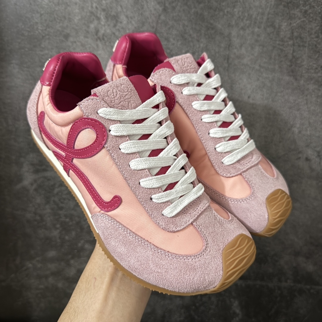 【YS纯原】顶级莞产 罗意威LOEWE 2025| Ballet Runner 2.0 新款芭蕾舞鞋 ✦ 原版不对称鞋头造型，LOEWE标志性设计 ✦超柔软轻便鞋底，波浪纹理橡胶外底延伸至鞋头 ✦升级柔软皮革内衬+鞋床，提供最大舒适感 ✦后跟3D注塑橡胶徽标，真皮+皮料混搭复古风格 ✦拼色拼接鞋面，隐藏式小内增高设计，新颖舒适 ✦进口麂皮/牛皮/原版布拼接，原版定制磨具组合大底 ✦零瑕疵工艺：无线头、无溢胶、无毛边 ✦原盒包装，杨幂等明星同款 尺码：35 36 37 38 39 40 41 42 43 44 45-选品中心