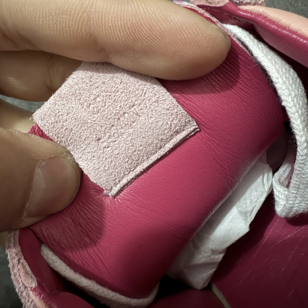 图片[7]-【YS纯原】顶级莞产 罗意威LOEWE 2025| Ballet Runner 2.0 新款芭蕾舞鞋 ✦ 原版不对称鞋头造型，LOEWE标志性设计 ✦超柔软轻便鞋底，波浪纹理橡胶外底延伸至鞋头 ✦升级柔软皮革内衬+鞋床，提供最大舒适感 ✦后跟3D注塑橡胶徽标，真皮+皮料混搭复古风格 ✦拼色拼接鞋面，隐藏式小内增高设计，新颖舒适 ✦进口麂皮/牛皮/原版布拼接，原版定制磨具组合大底 ✦零瑕疵工艺：无线头、无溢胶、无毛边 ✦原盒包装，杨幂等明星同款 尺码：35 36 37 38 39 40 41 42 43 44 45-选品中心